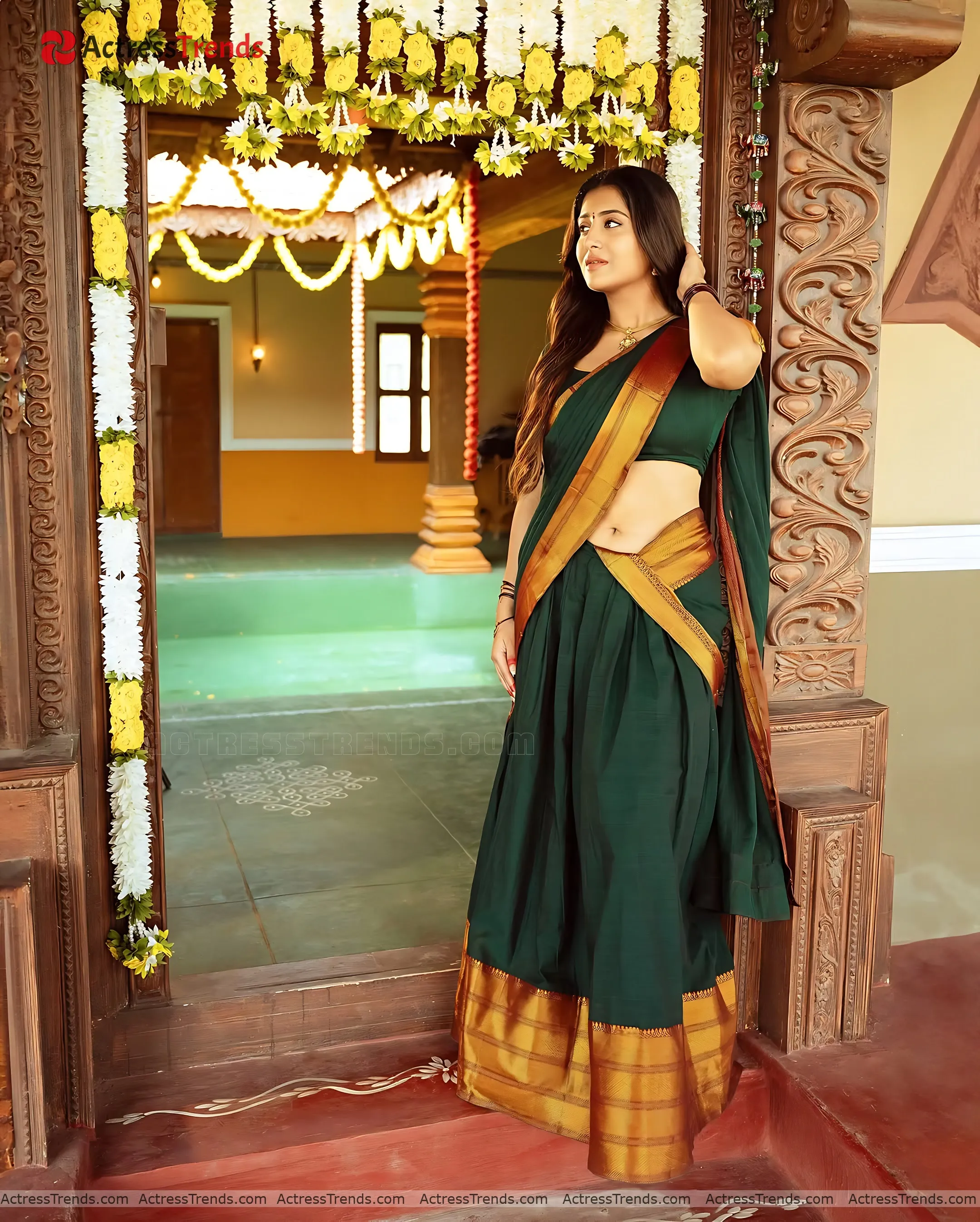 Rashi Singh Curvy Sensual Portrait Cute Stunning Photo