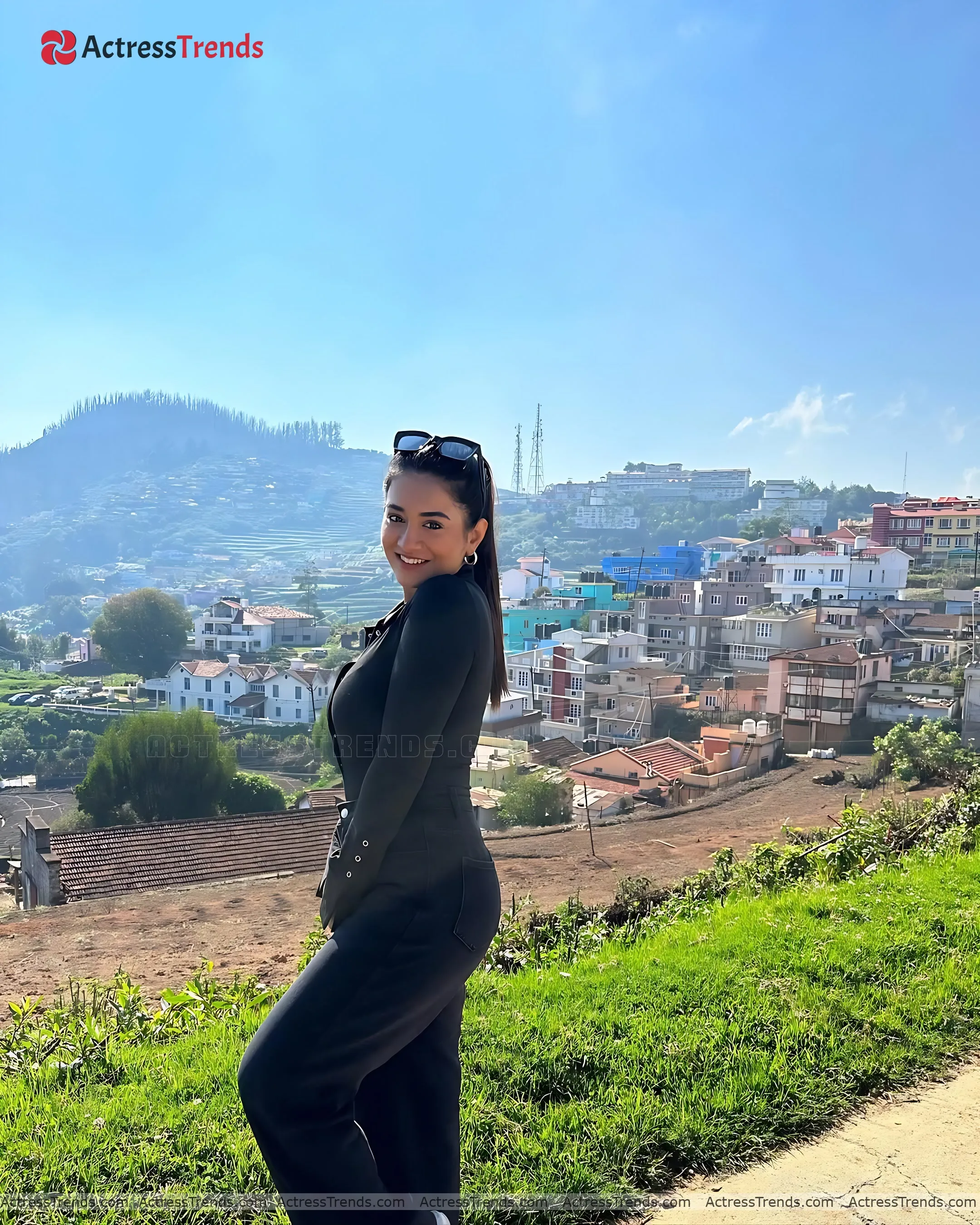 Rashi Singh Tight Fitting Smoky Eyes