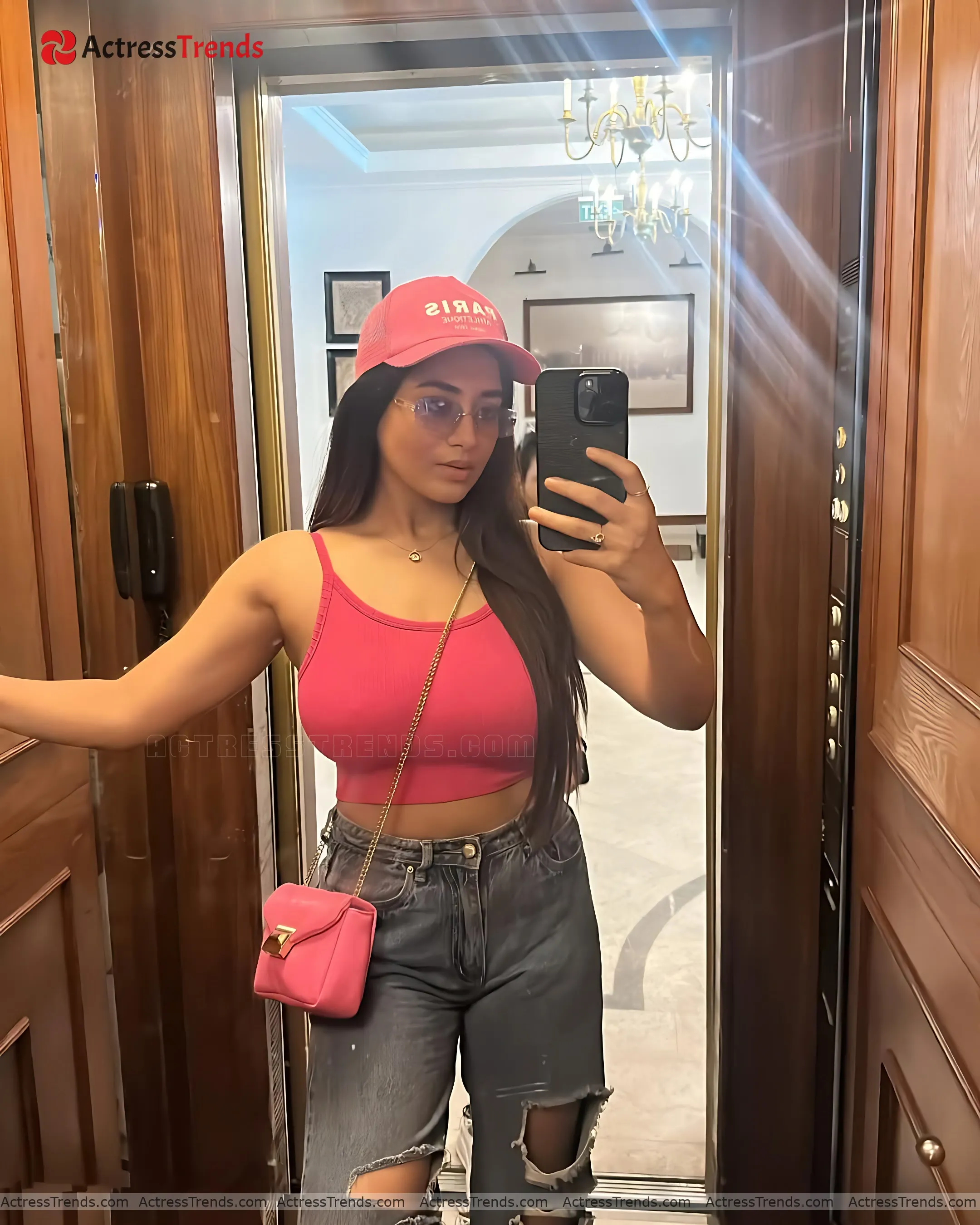 Rashi Singh Smoky Eyes Tight Fitting Actress Selfie