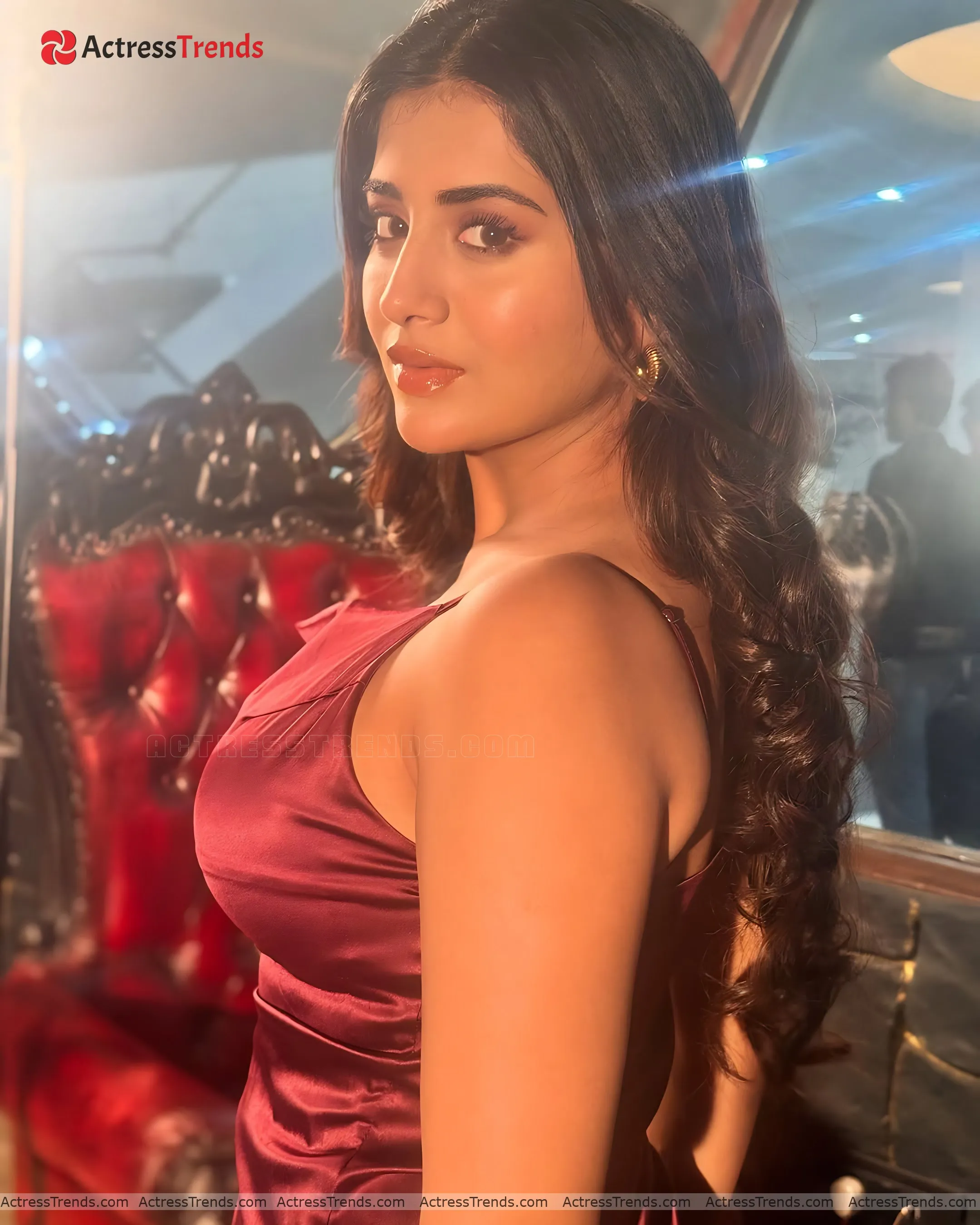 Rashi Singh Tight Fitting Celebrity Fashion Shoot Cleav Pose