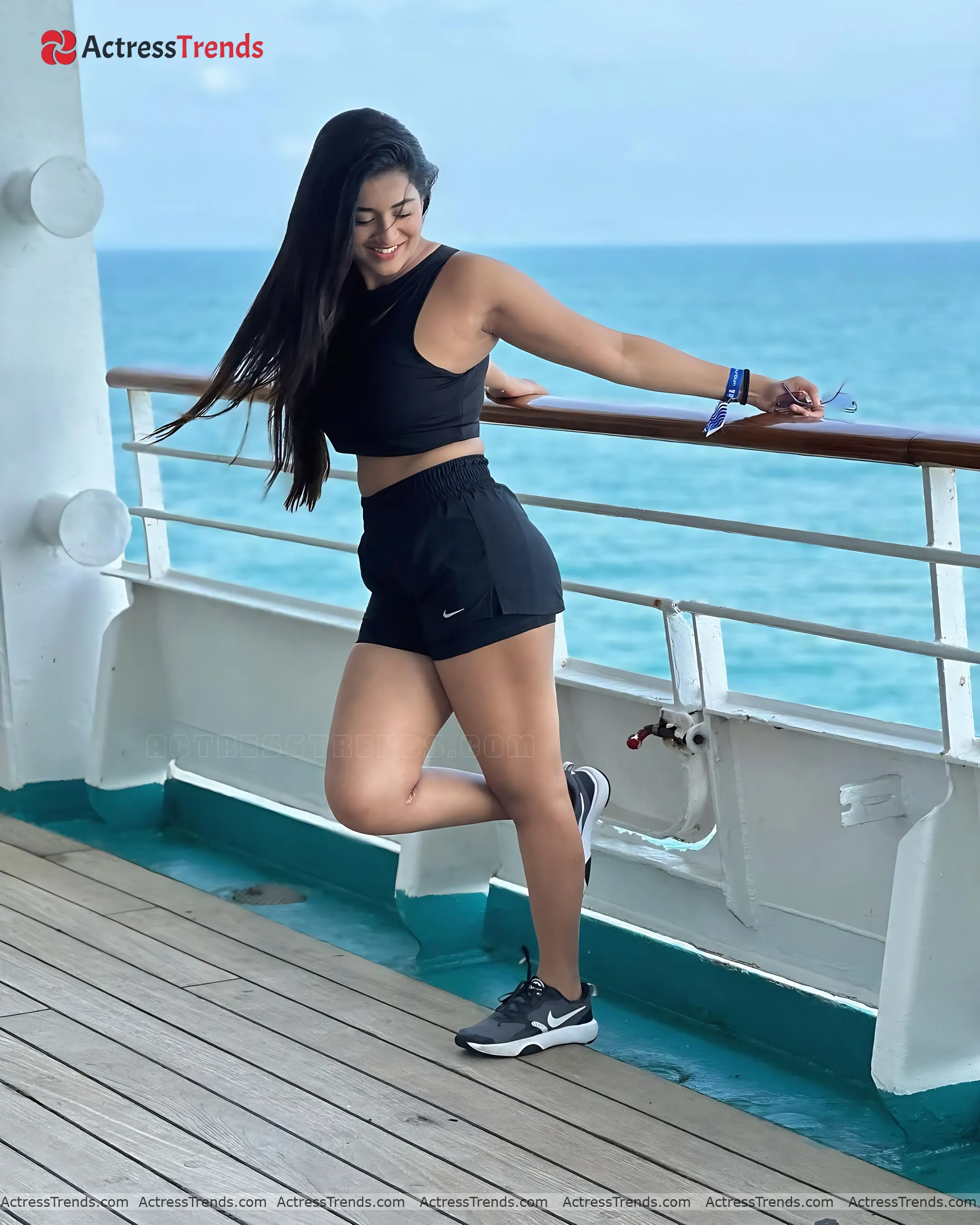 Rashi Singh Bold Style Curvy Smoky Eyes