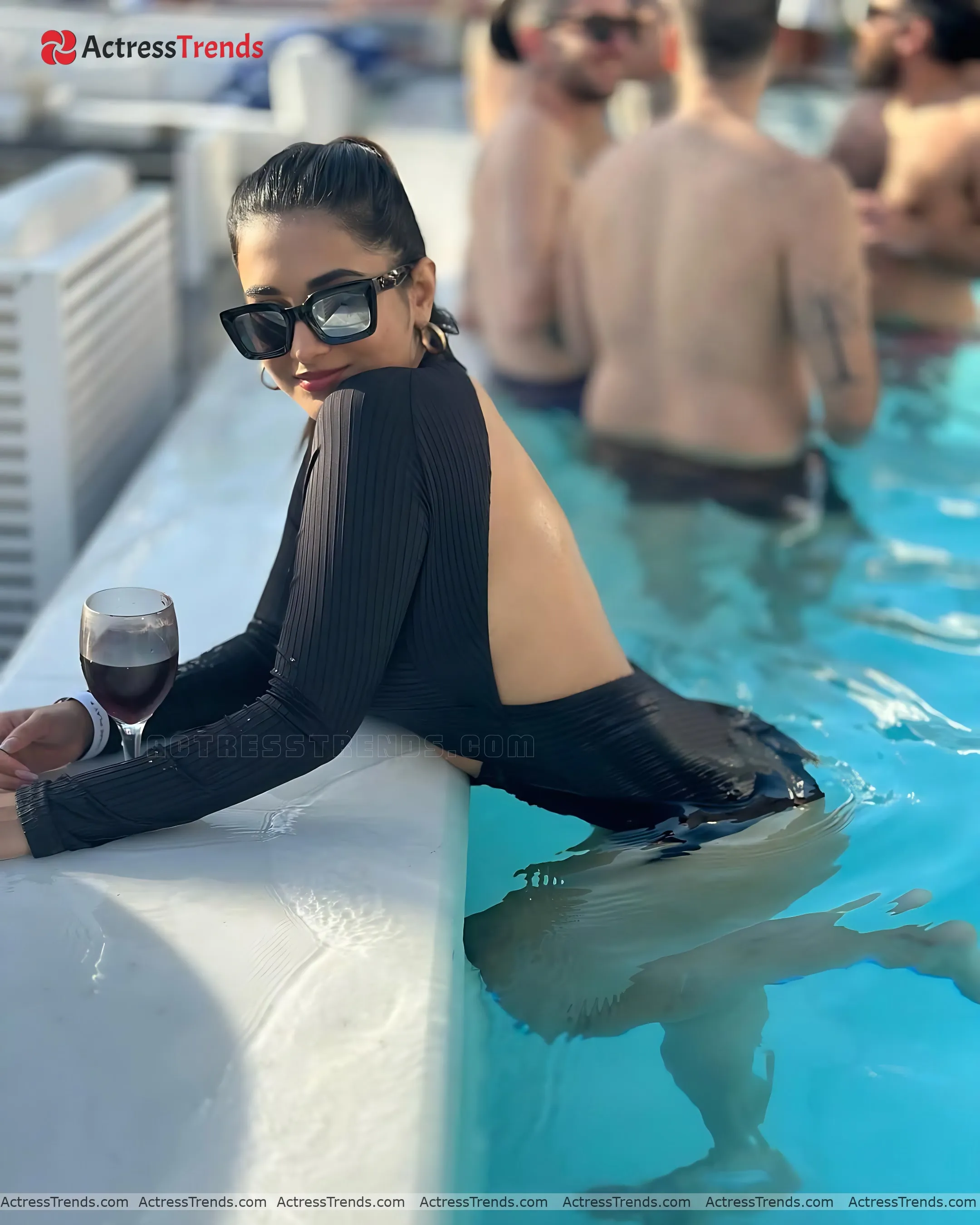 Rashi Singh Saree Photoshoot Back Pose Tight Fitting