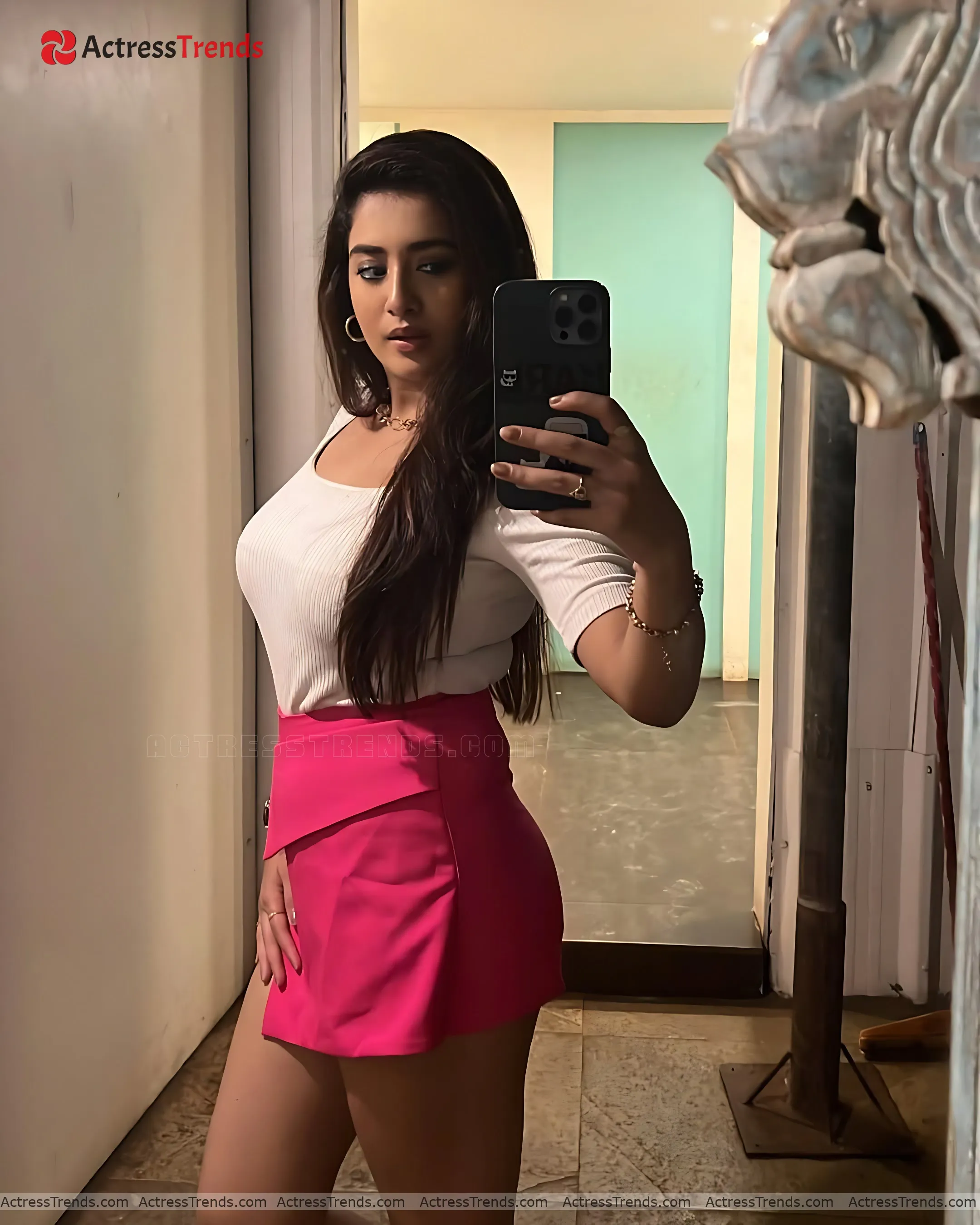 Rashi Singh Beautiful Face Actress Selfie Cute Bold Style