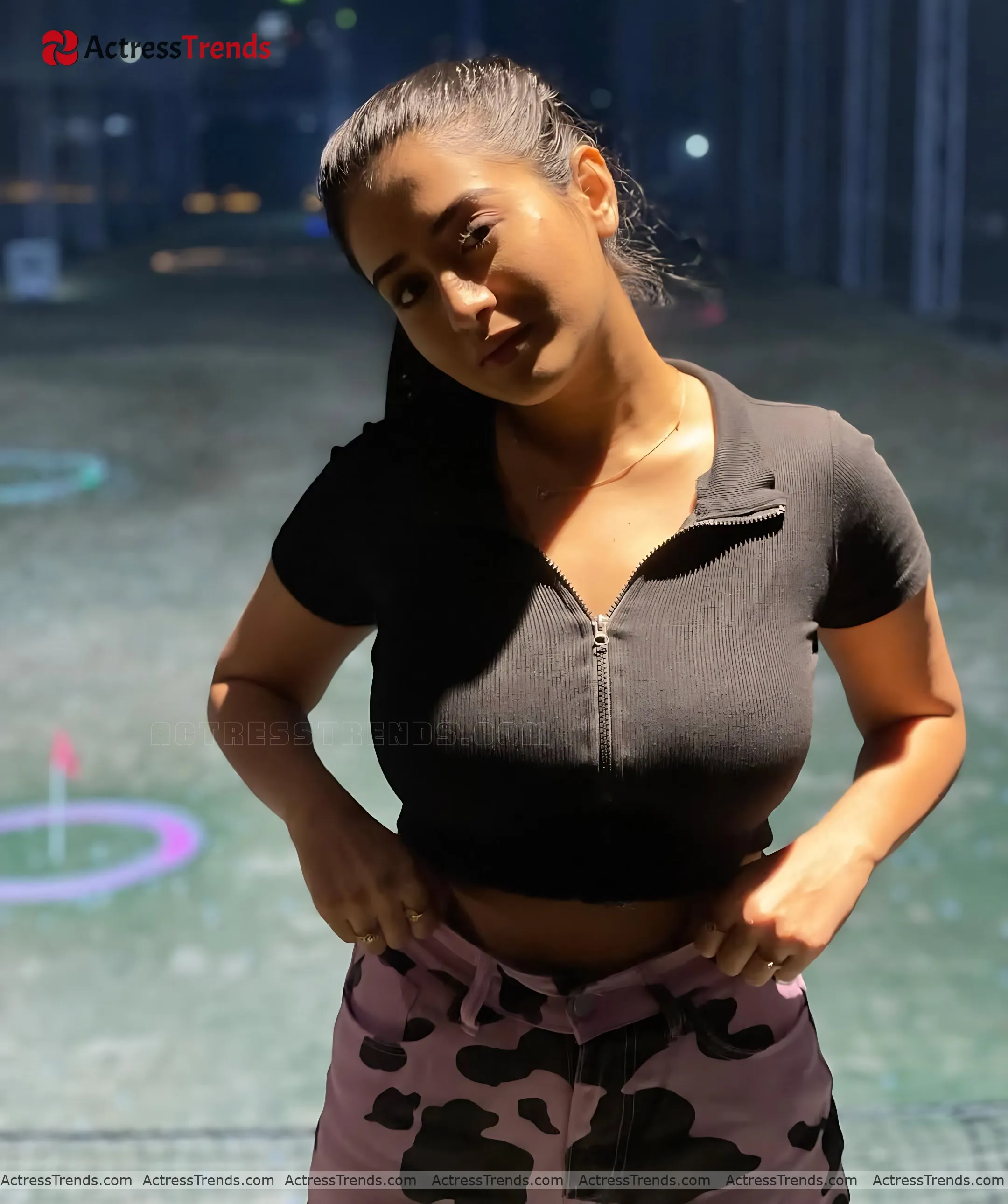 Rashi Singh Curvy Tight Fitting Cleav Pose
