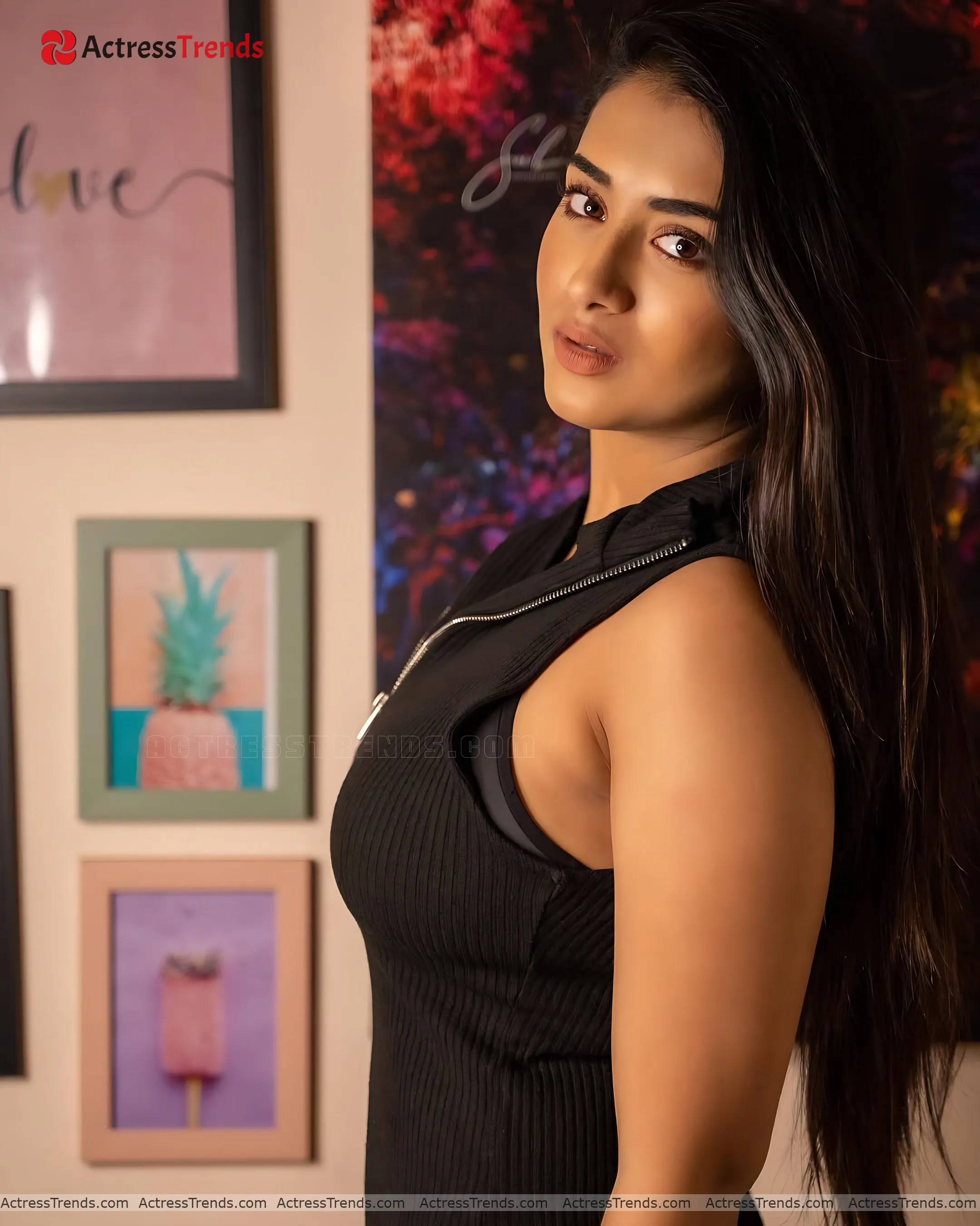 Rashi Singh Curvy Beautiful Face Tight Fitting Cleav Pose