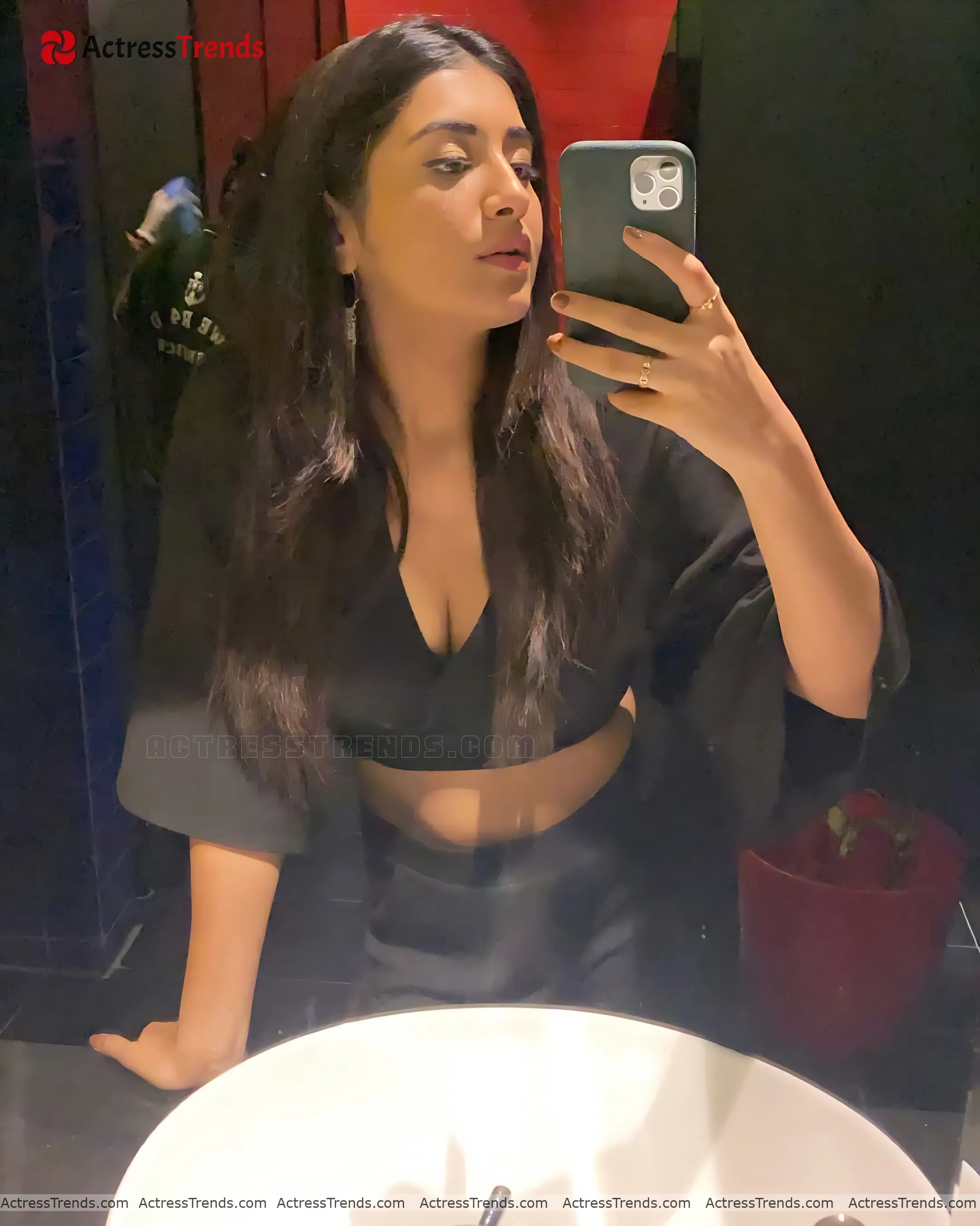 Rashi Singh Sensual Portrait Cleav Pose Beautiful Face Curvy