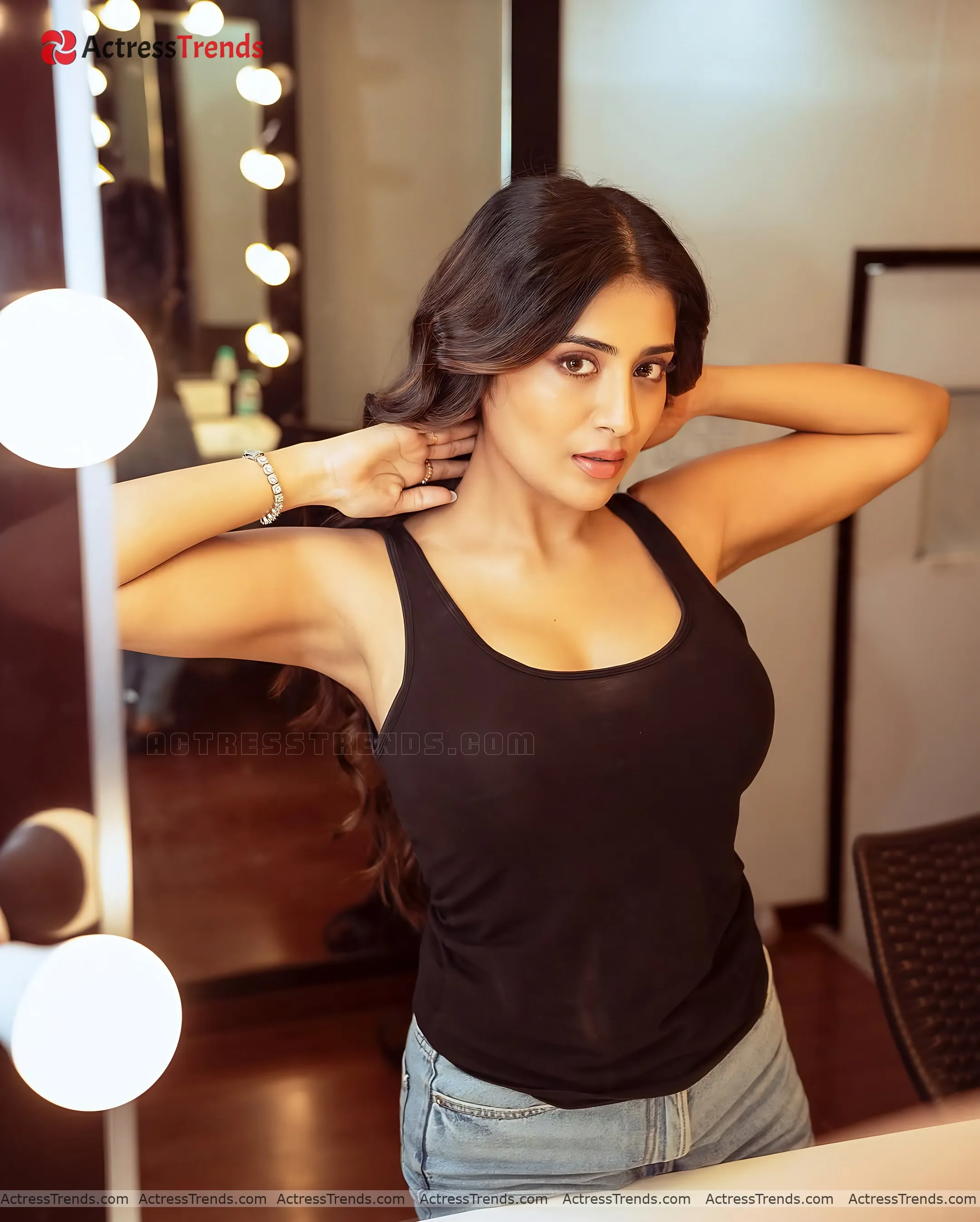 Rashi Singh Cleav Pose Cutest Actress Curvy