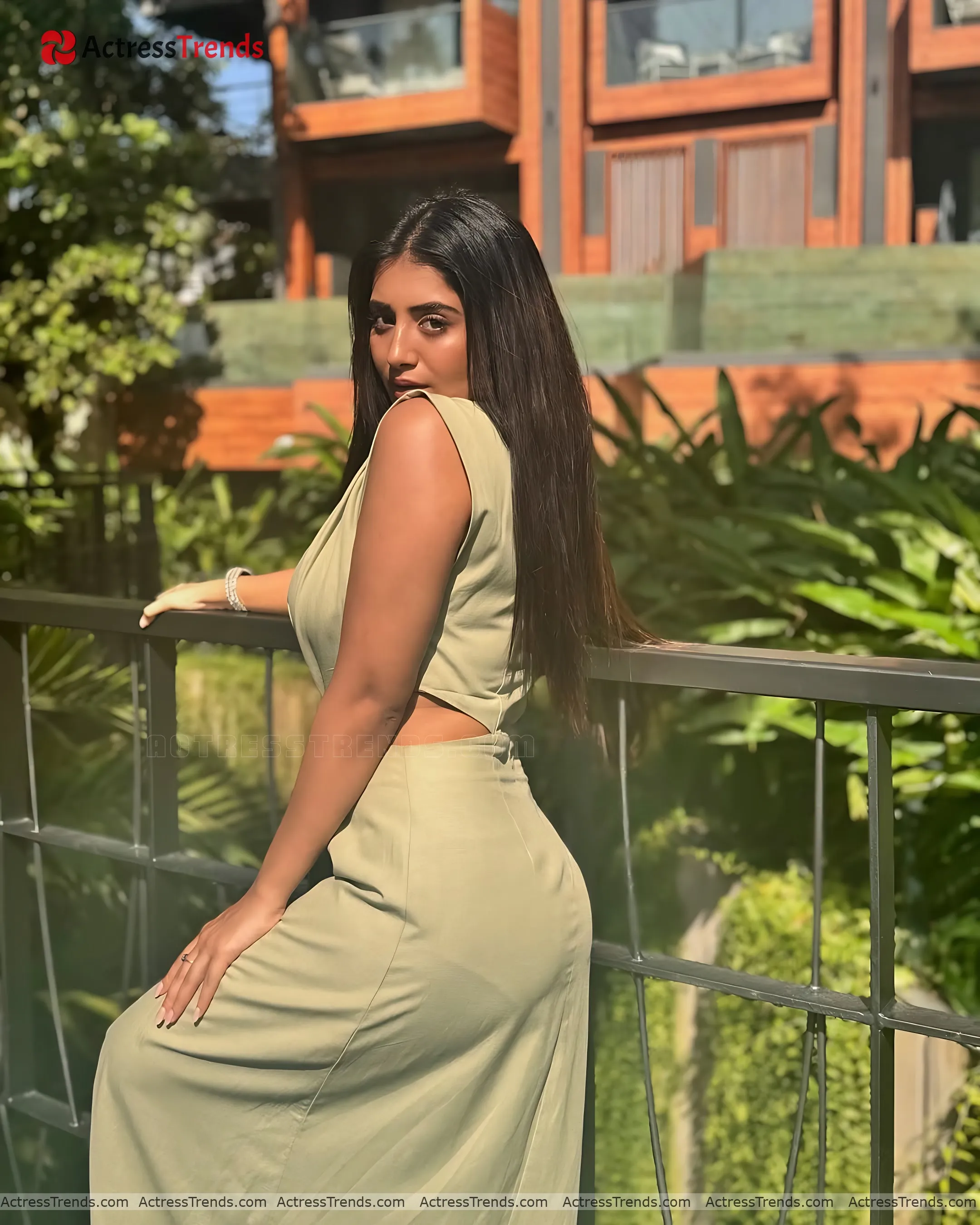 Rashi Singh Beautiful Face Back Pose Back Pose