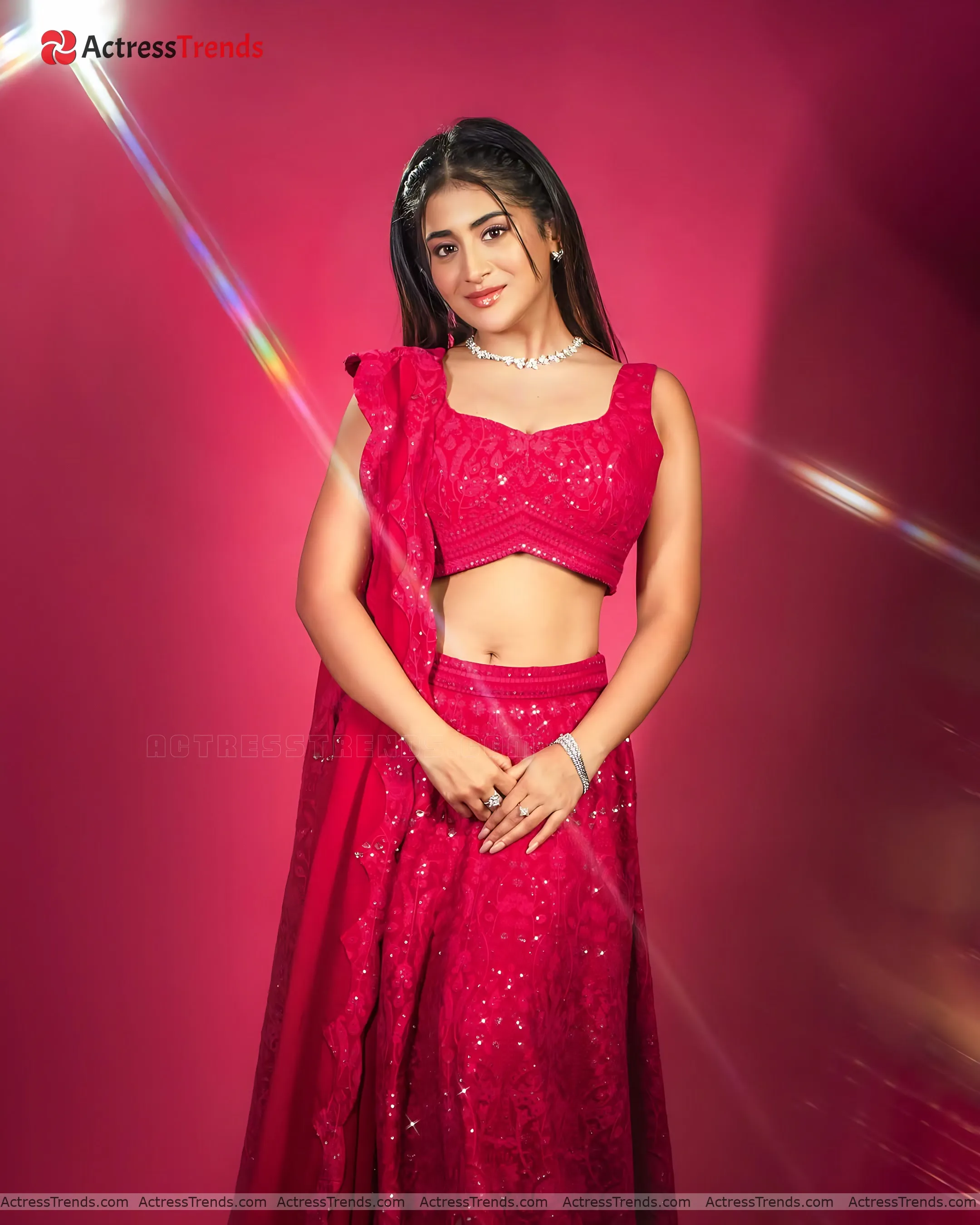 Rashi Singh Cute Stunning Photo Cleav Pose Sensual Portrait