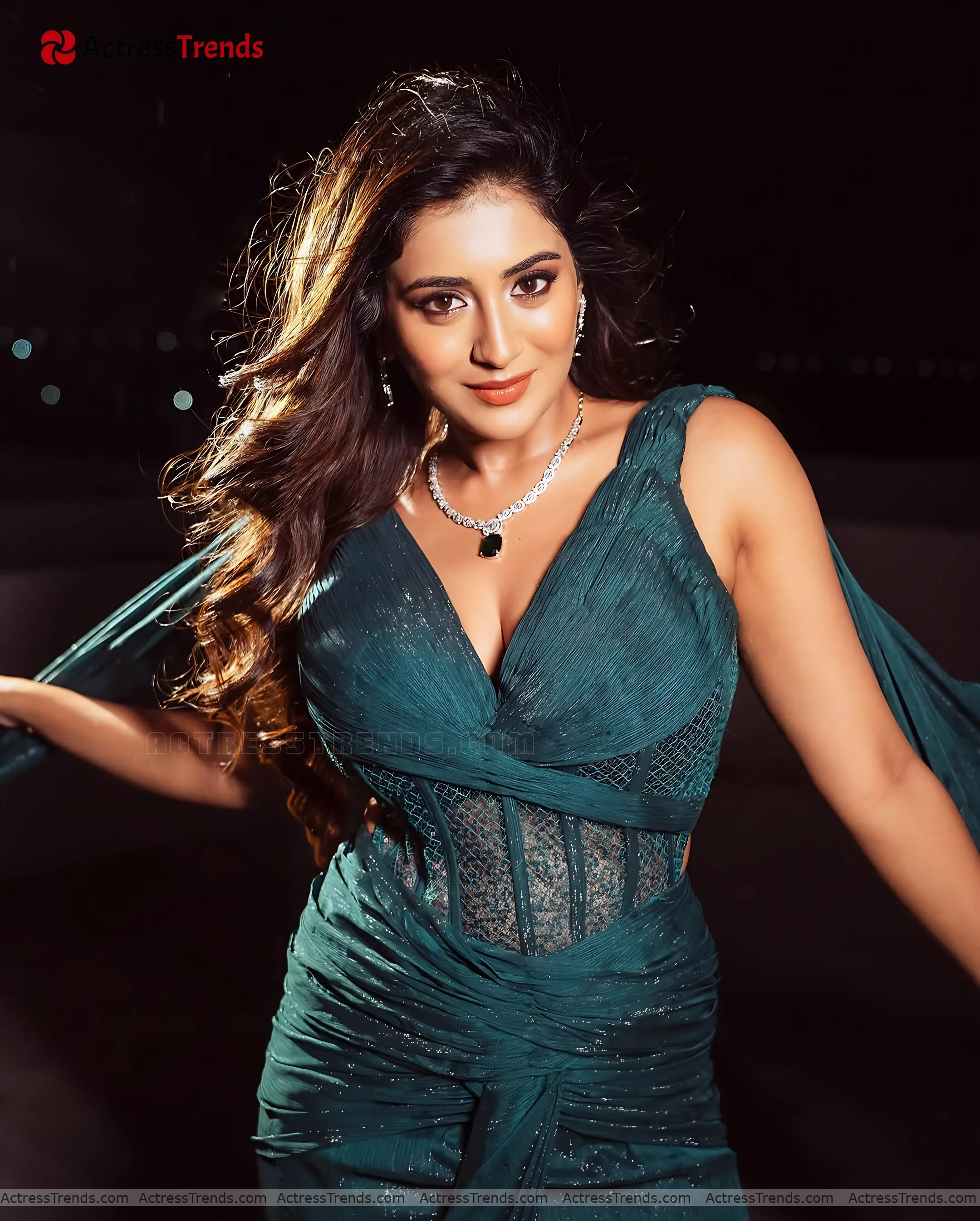 Rashi Singh Tight Fitting Glamorous Actress