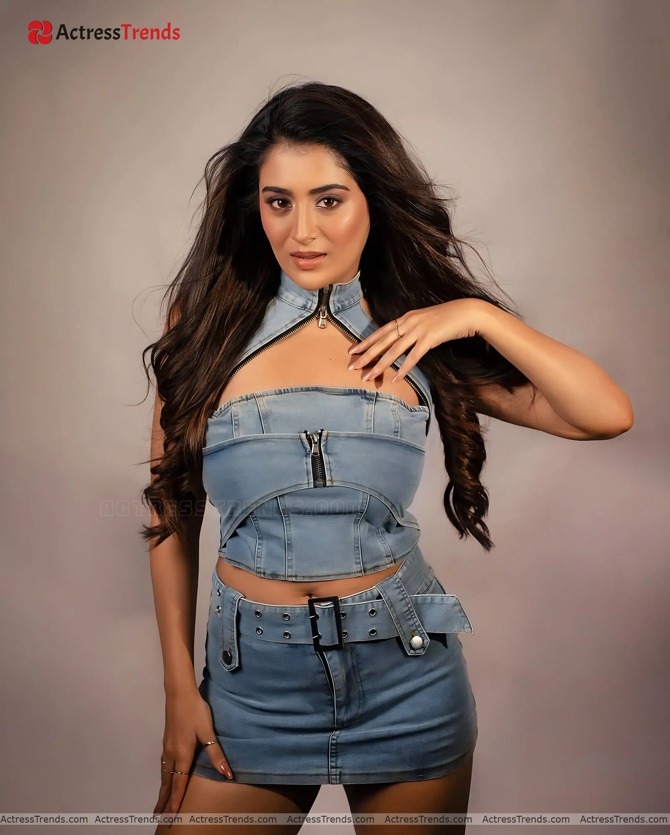 Rashi Singh Curvy Stunning Photo Celebrity Fashion Shoot