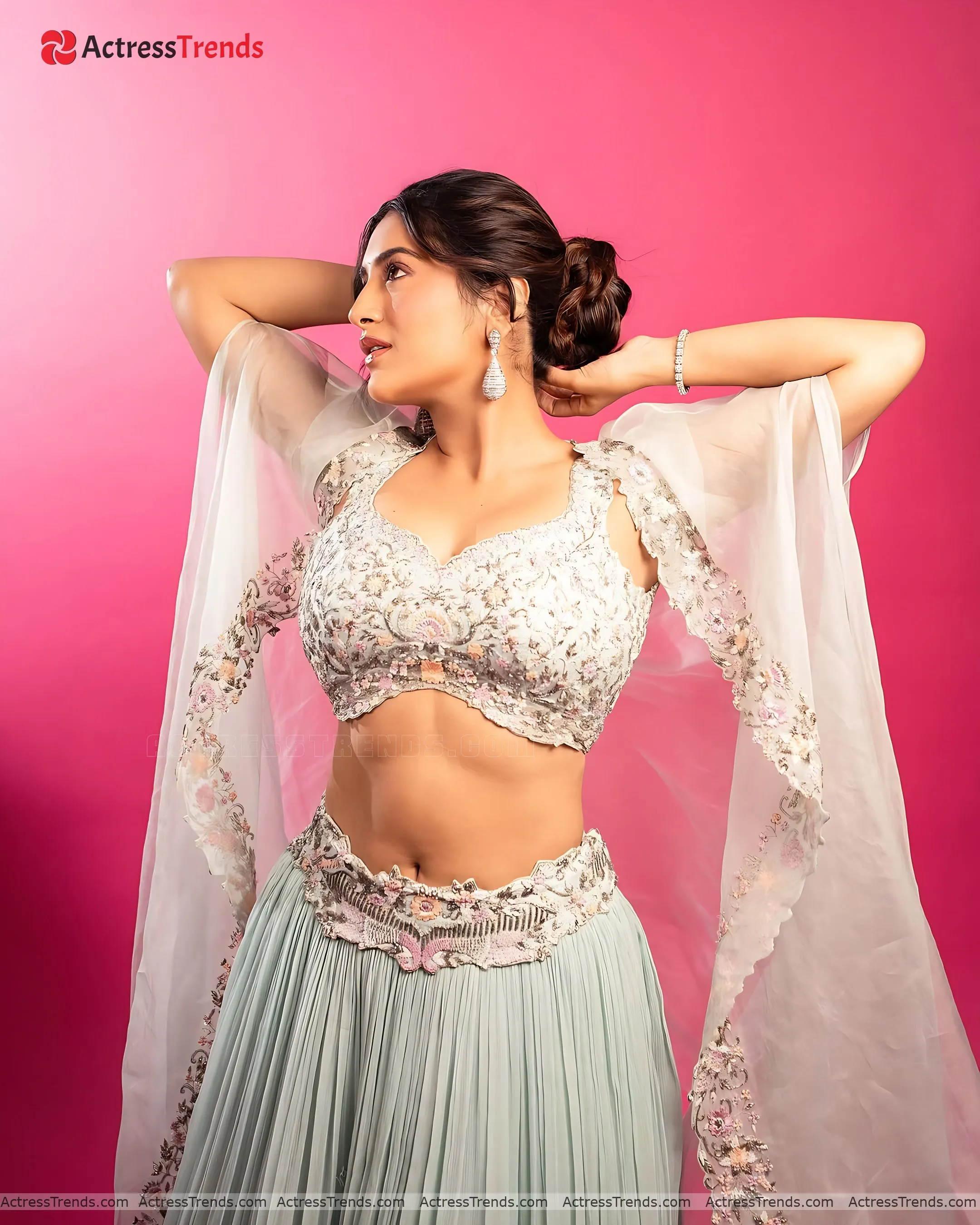 Rashi Singh Tight Fitting Bold Style Cleav Pose