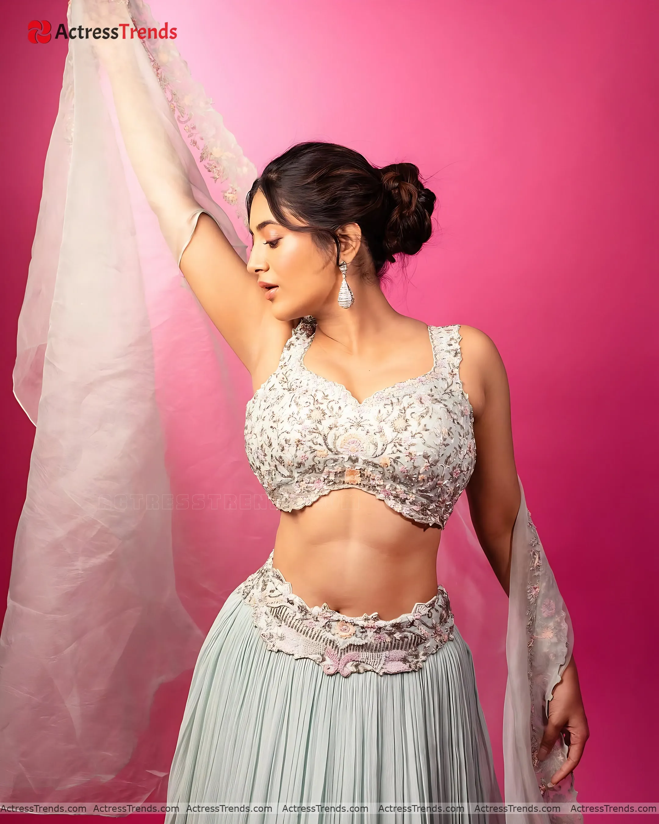 Rashi Singh Tight Fitting Glamorous Actress Cleav Pose