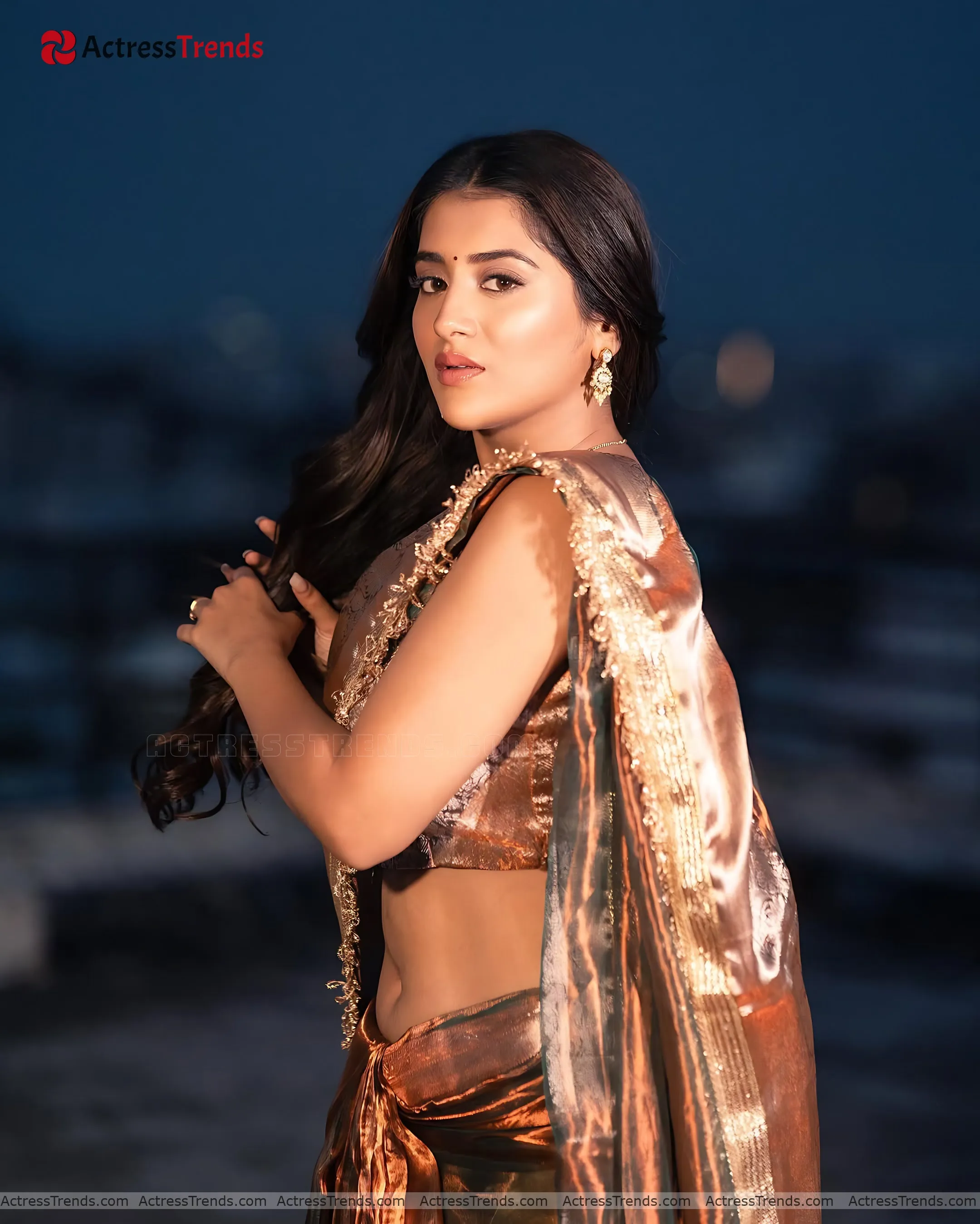 Rashi Singh Bold Style Cleav Pose