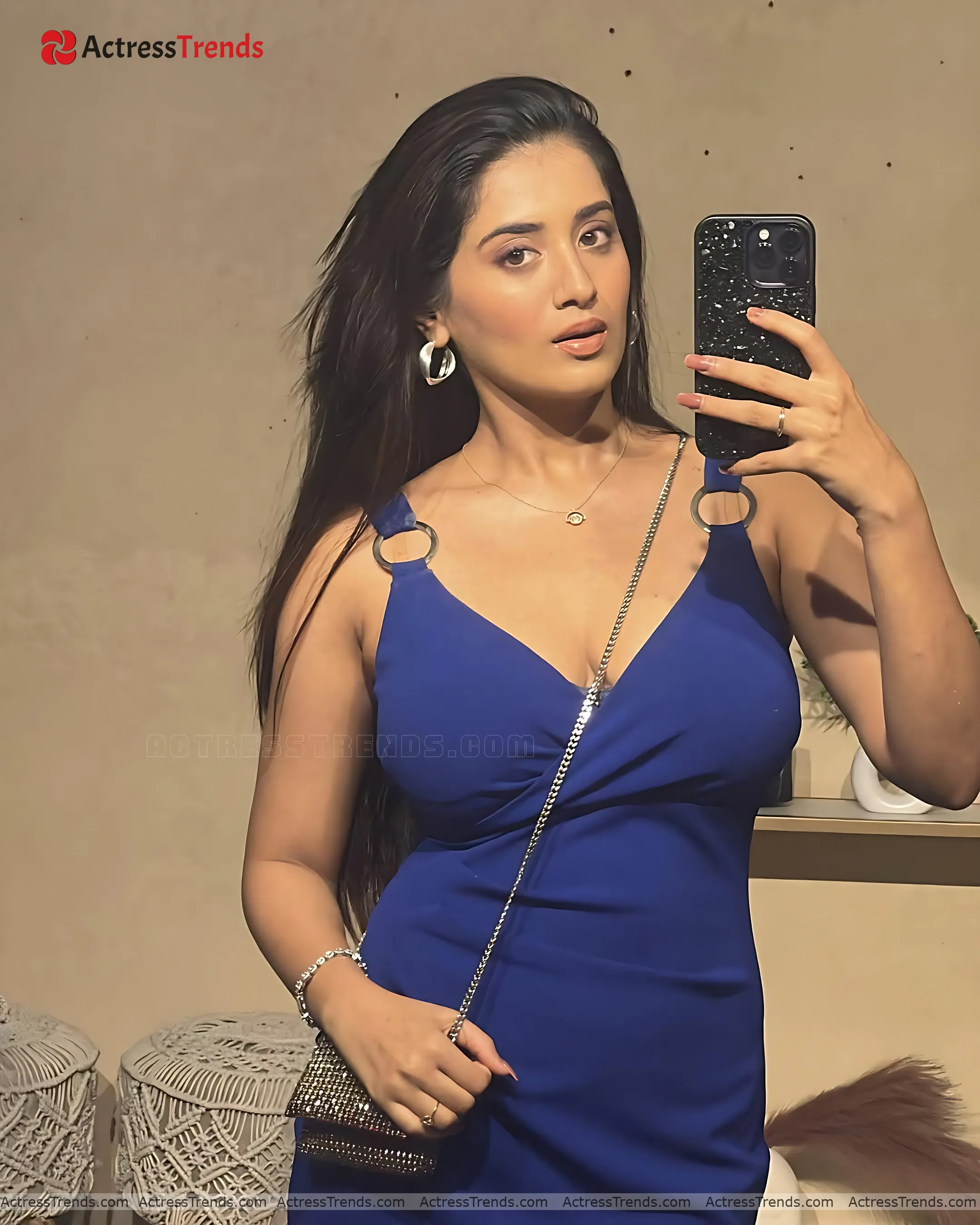Rashi Singh Tight Fitting Stunning Photo Actress Selfie