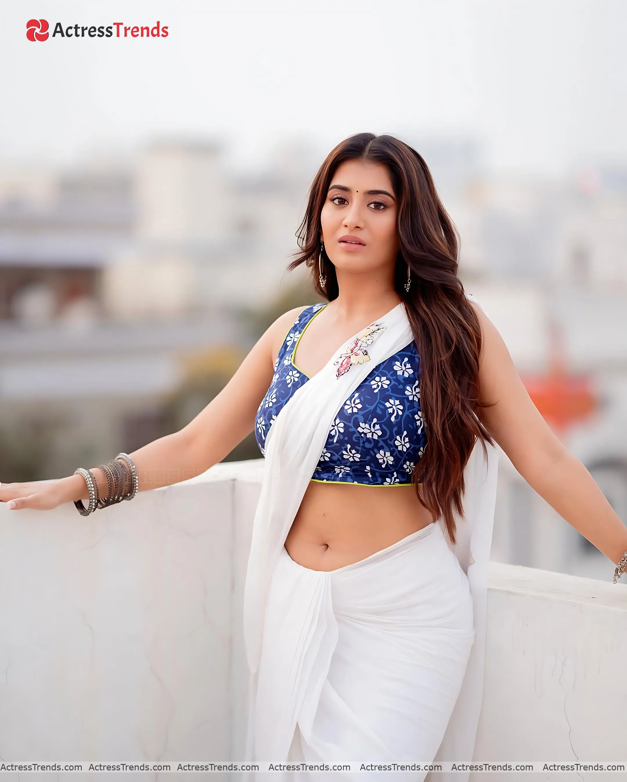 Rashi Singh Beautiful Face Stunning Photo Curvy Cleav Pose