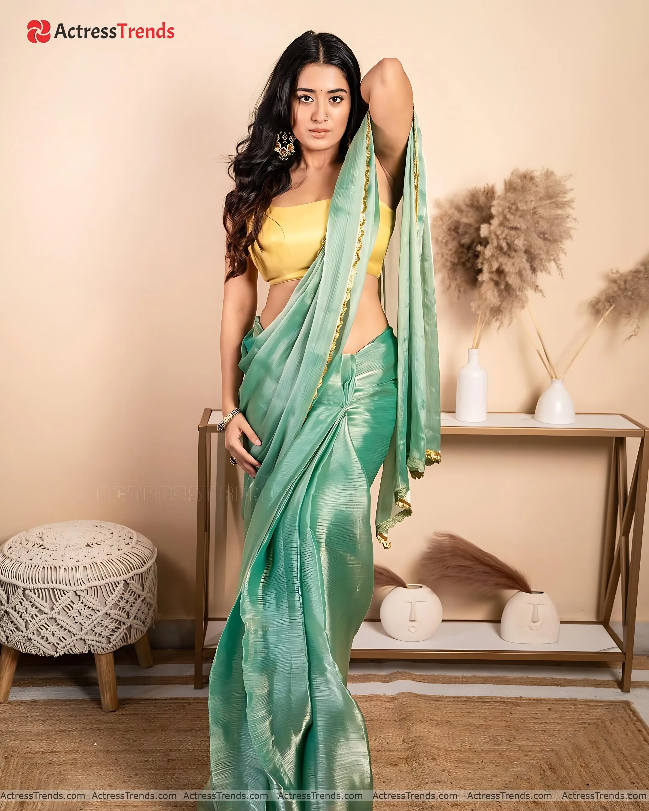 Rashi Singh Bold Style Glamorous Actress