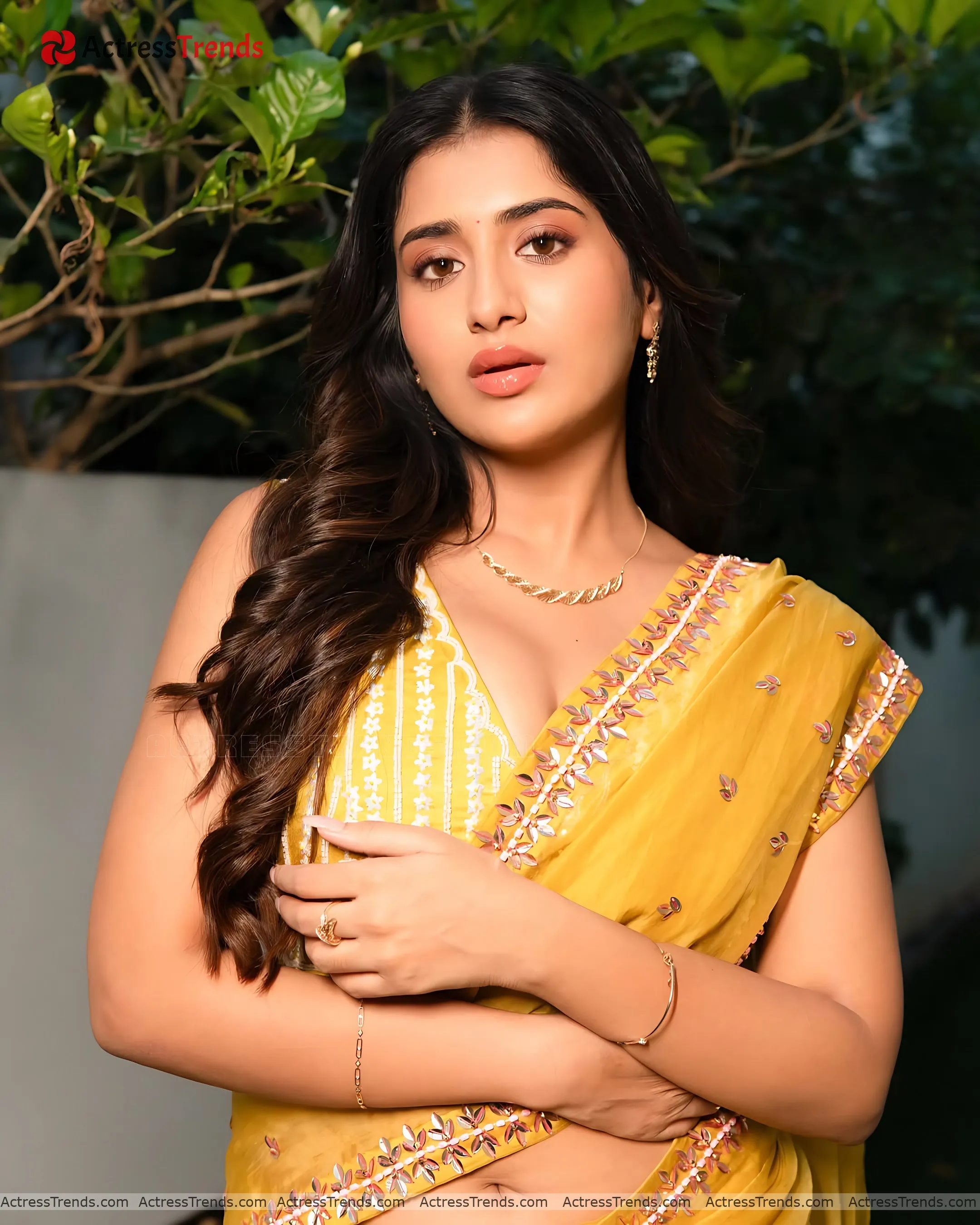 Rashi Singh Beautiful Face Glamorous Actress Cleav Pose