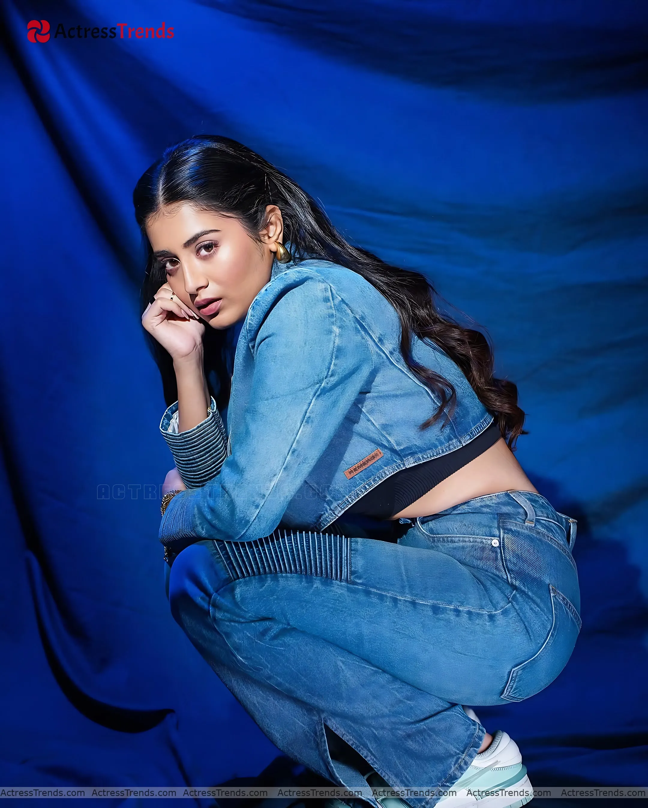 Rashi Singh Smoky Eyes Back Pose Tight Fitting