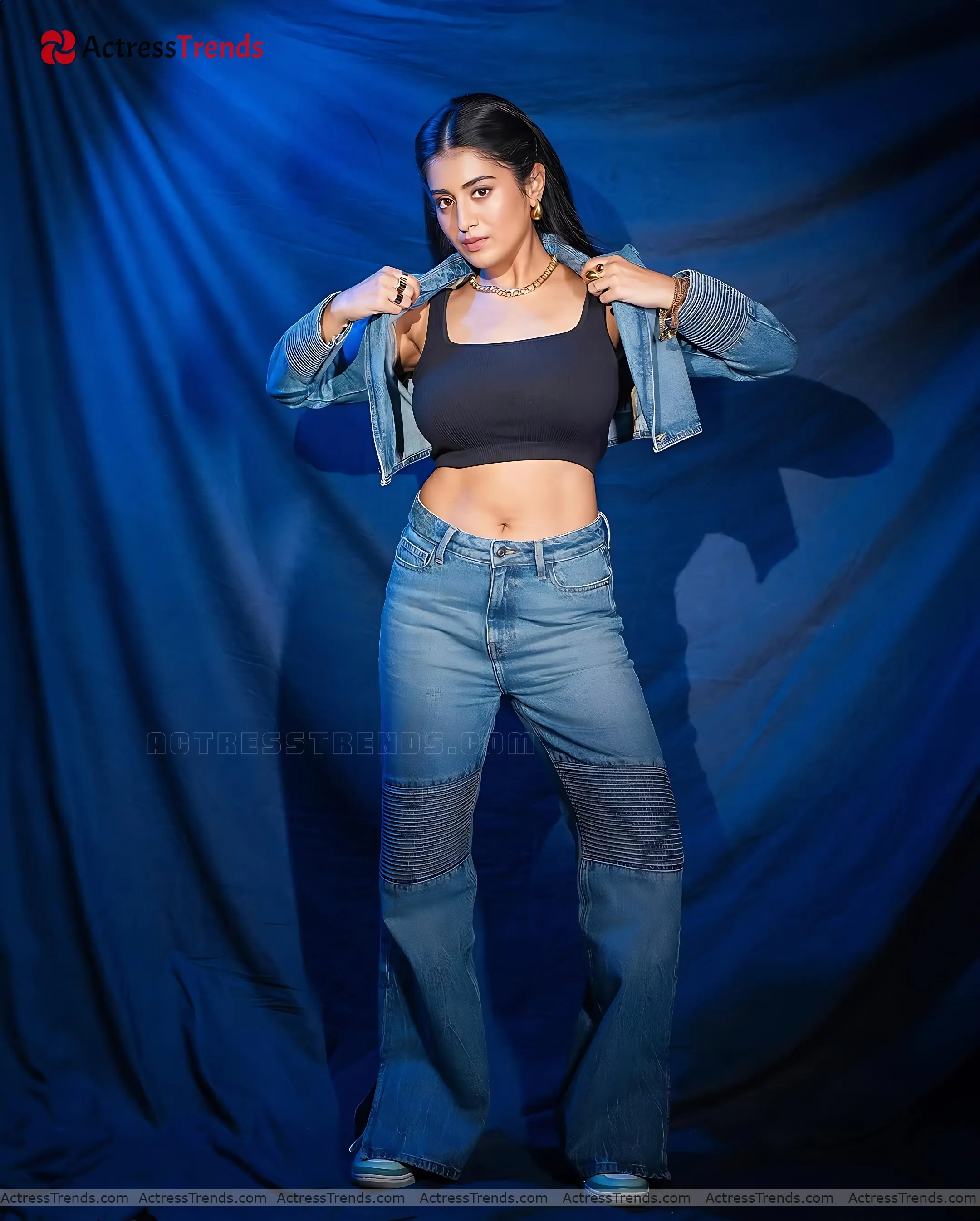 Rashi Singh Curvy Back Pose