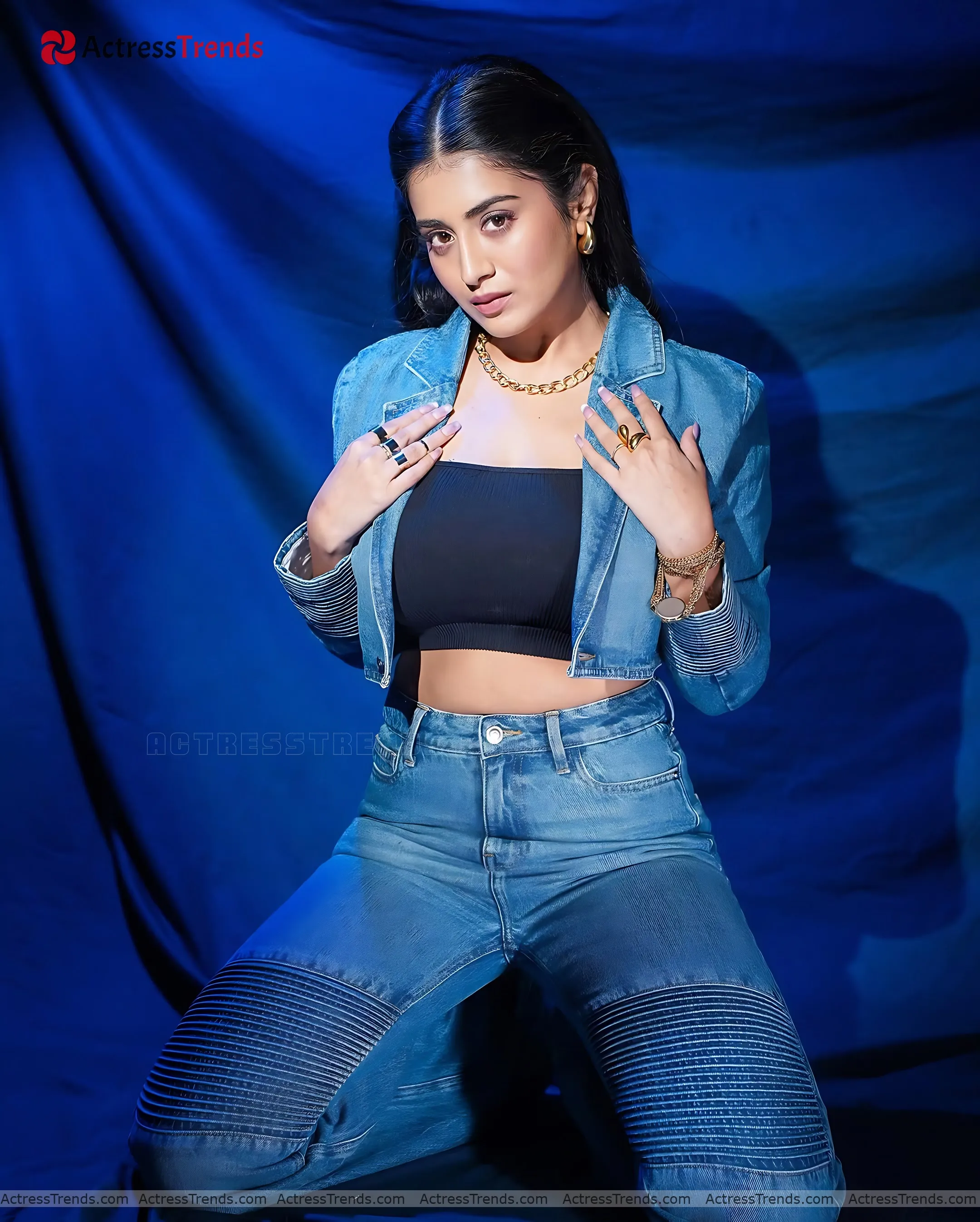 Rashi Singh Beautiful Face Bold Style Cleav Pose