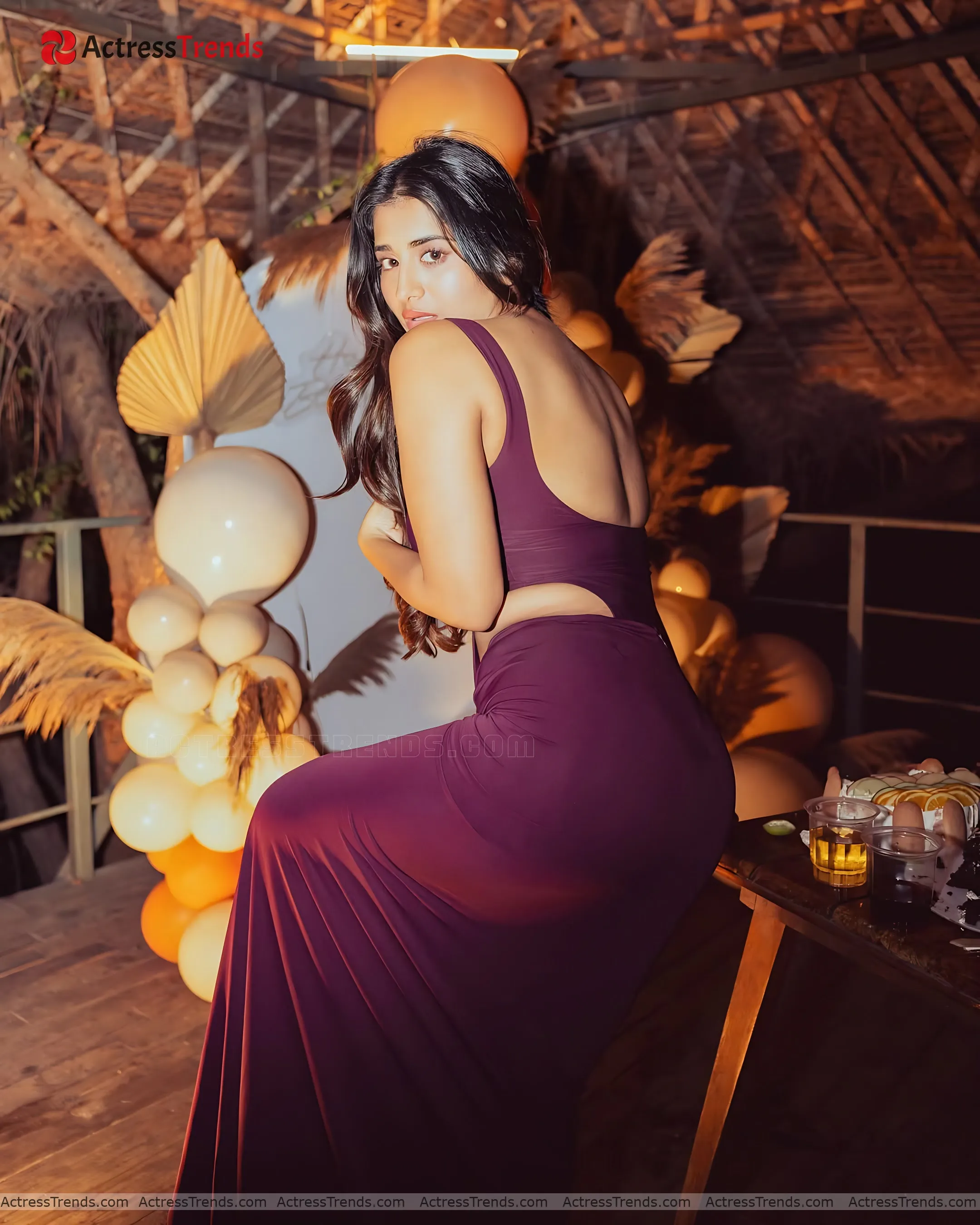 Rashi Singh Tight Fitting Back Pose Stunning Photo Curvy