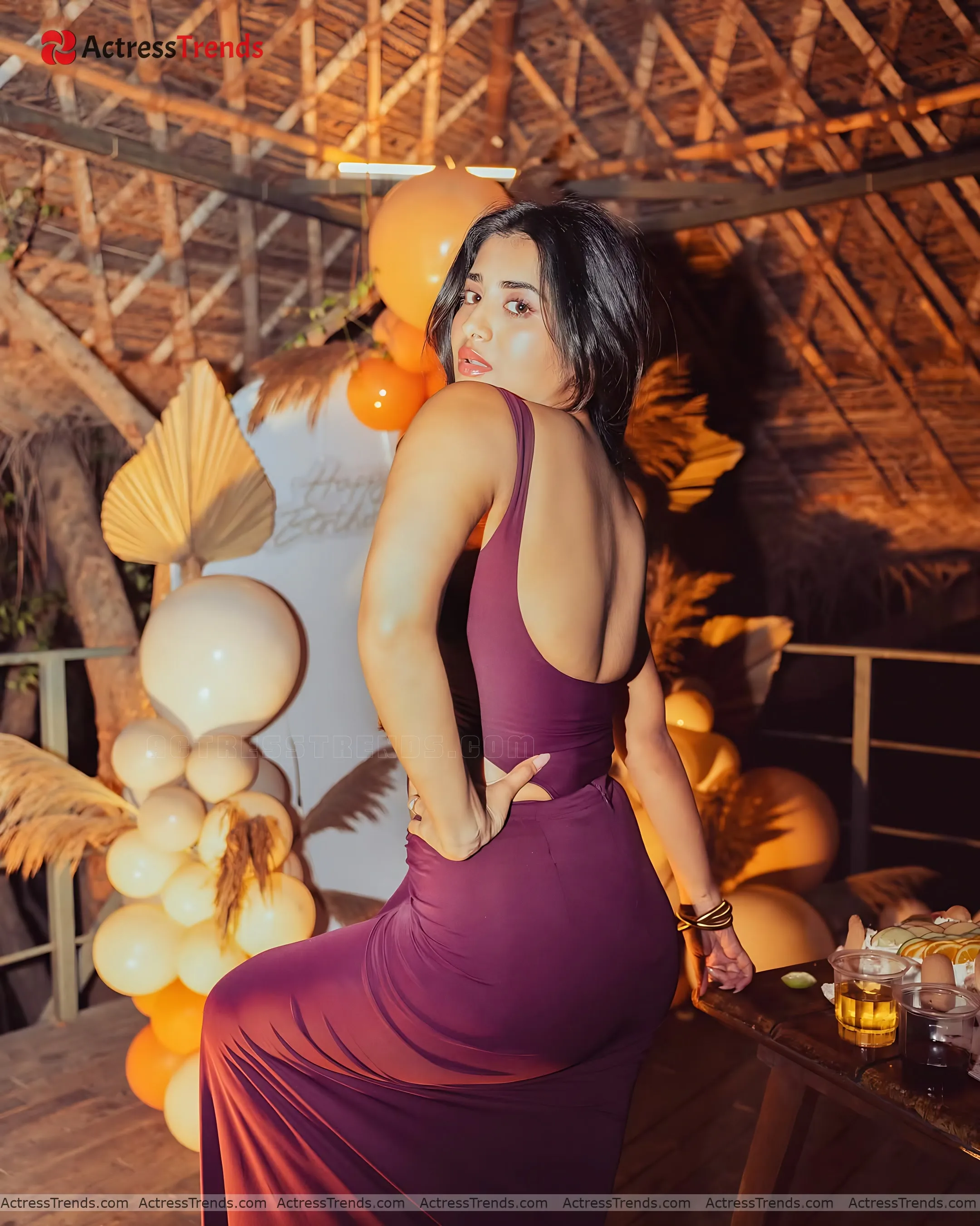 Rashi Singh Backless Style Curvy Back Pose Stunning Photo