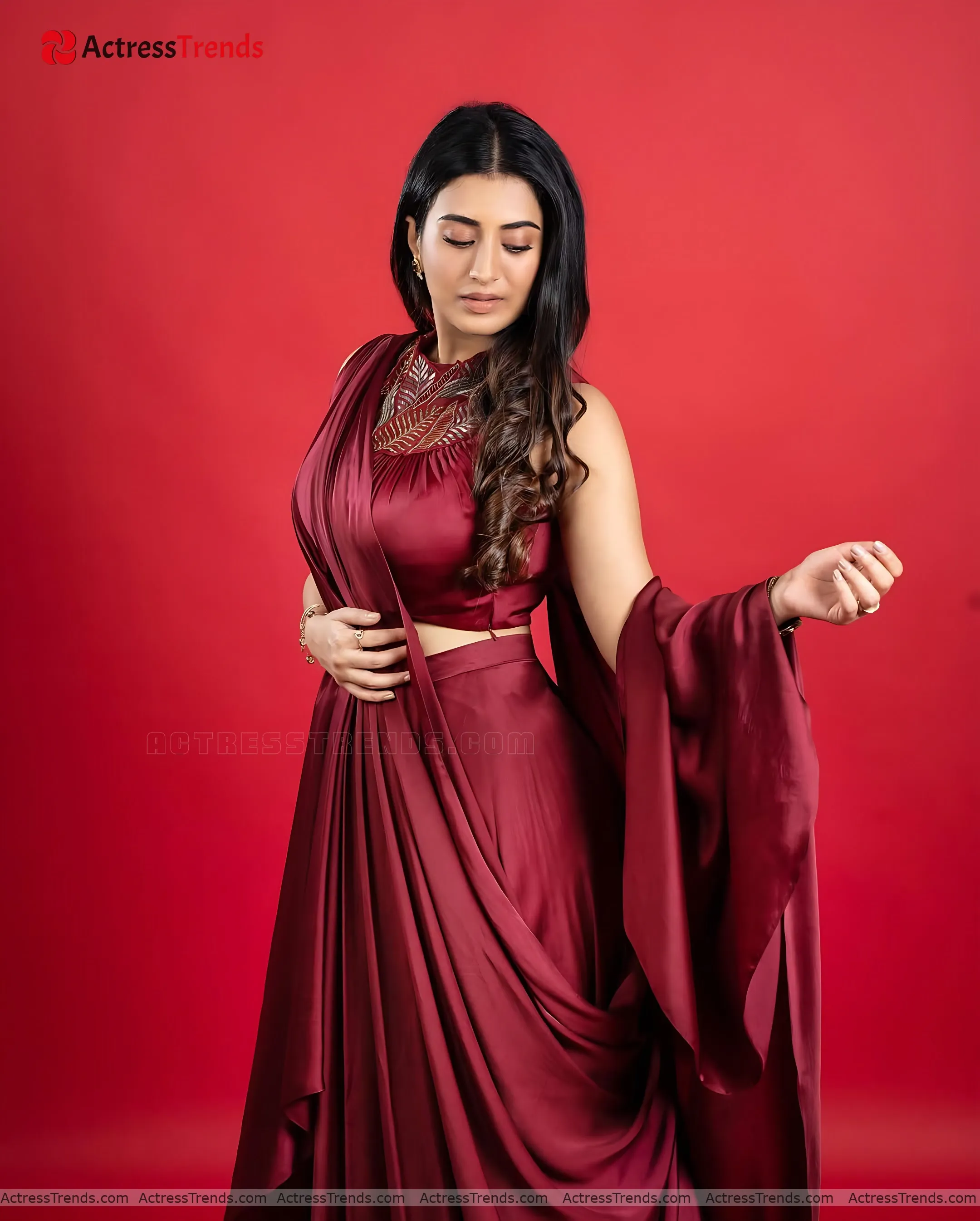 Rashi Singh Tight Fitting Cleav Pose