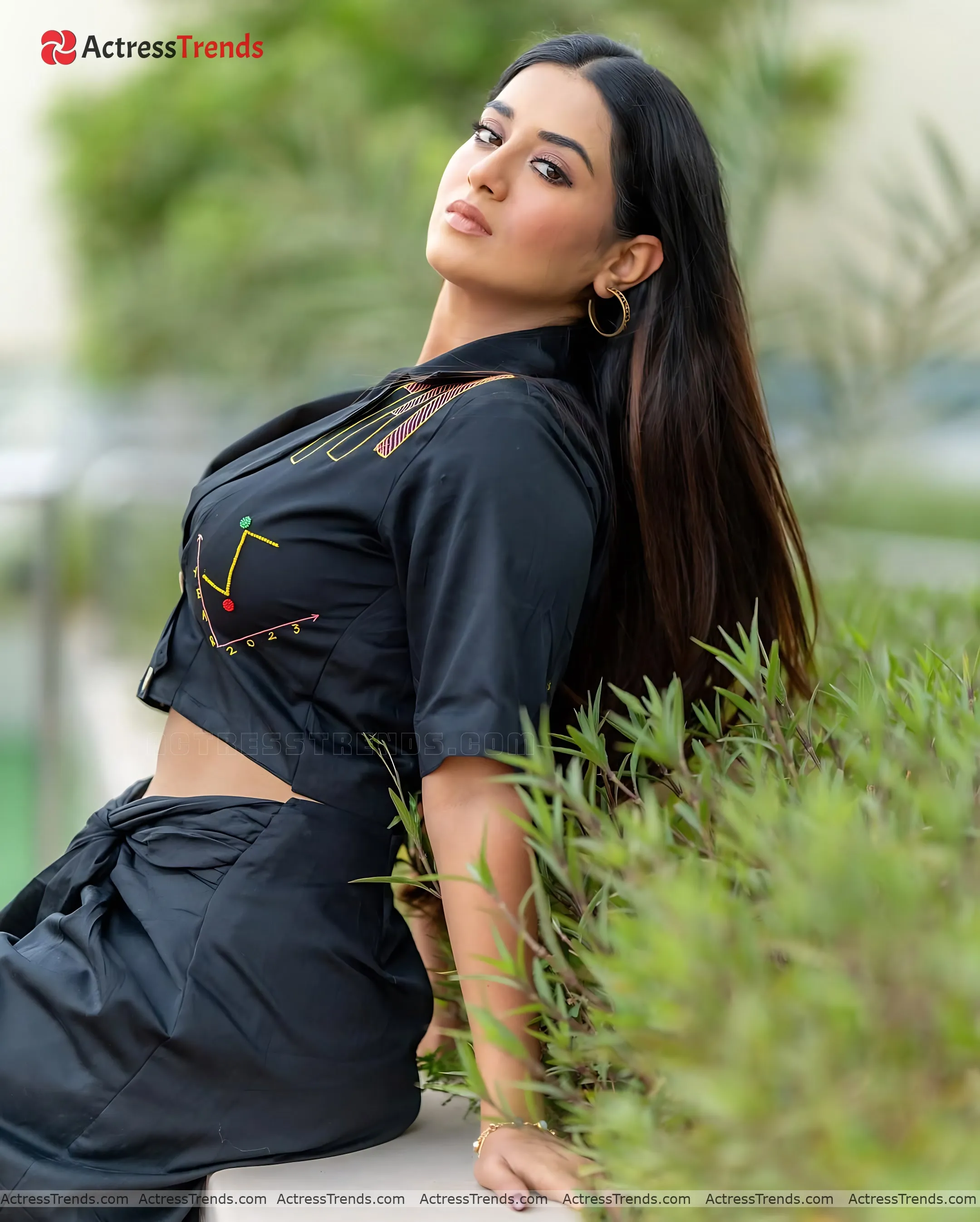 Rashi Singh Back Pose