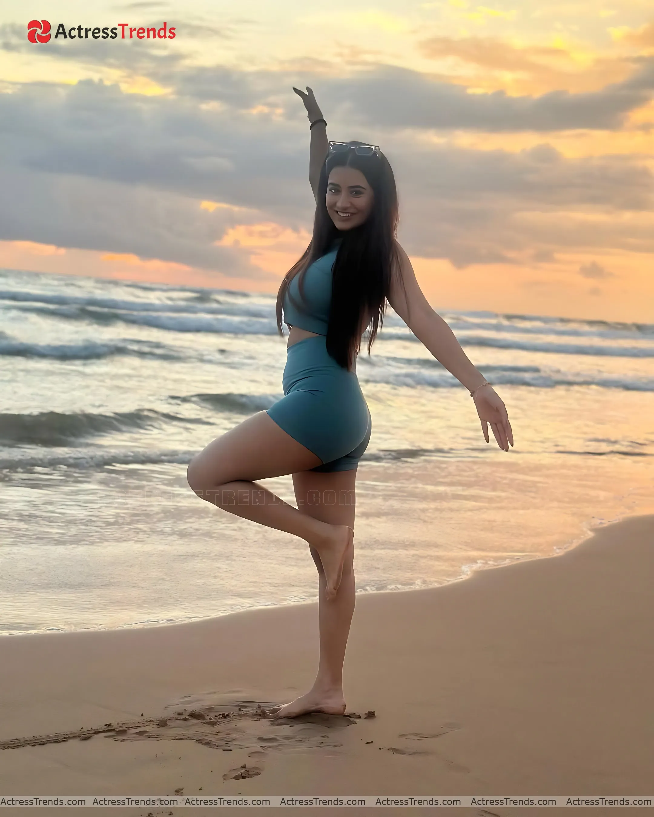 Rashi Singh Back Pose Back Pose Navel Beautiful Face