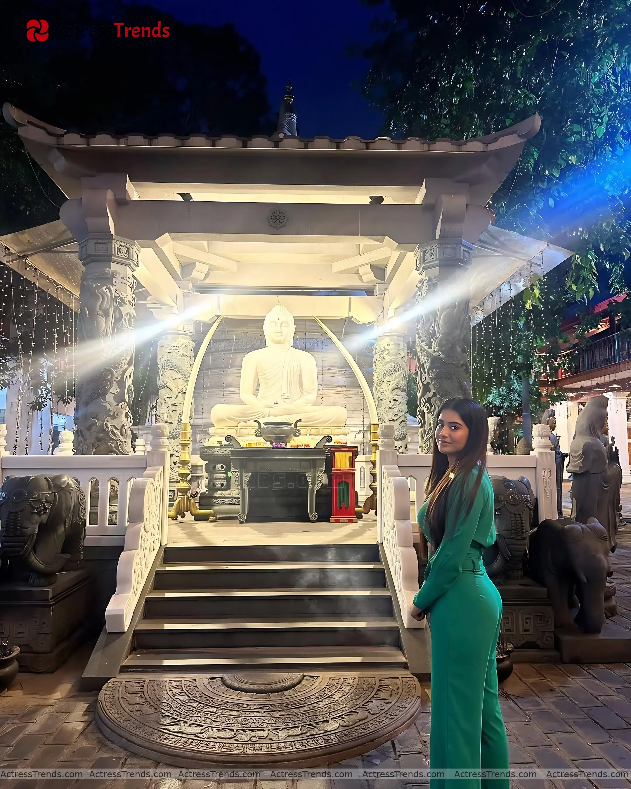 Rashi Singh Curvy Back Pose Cute