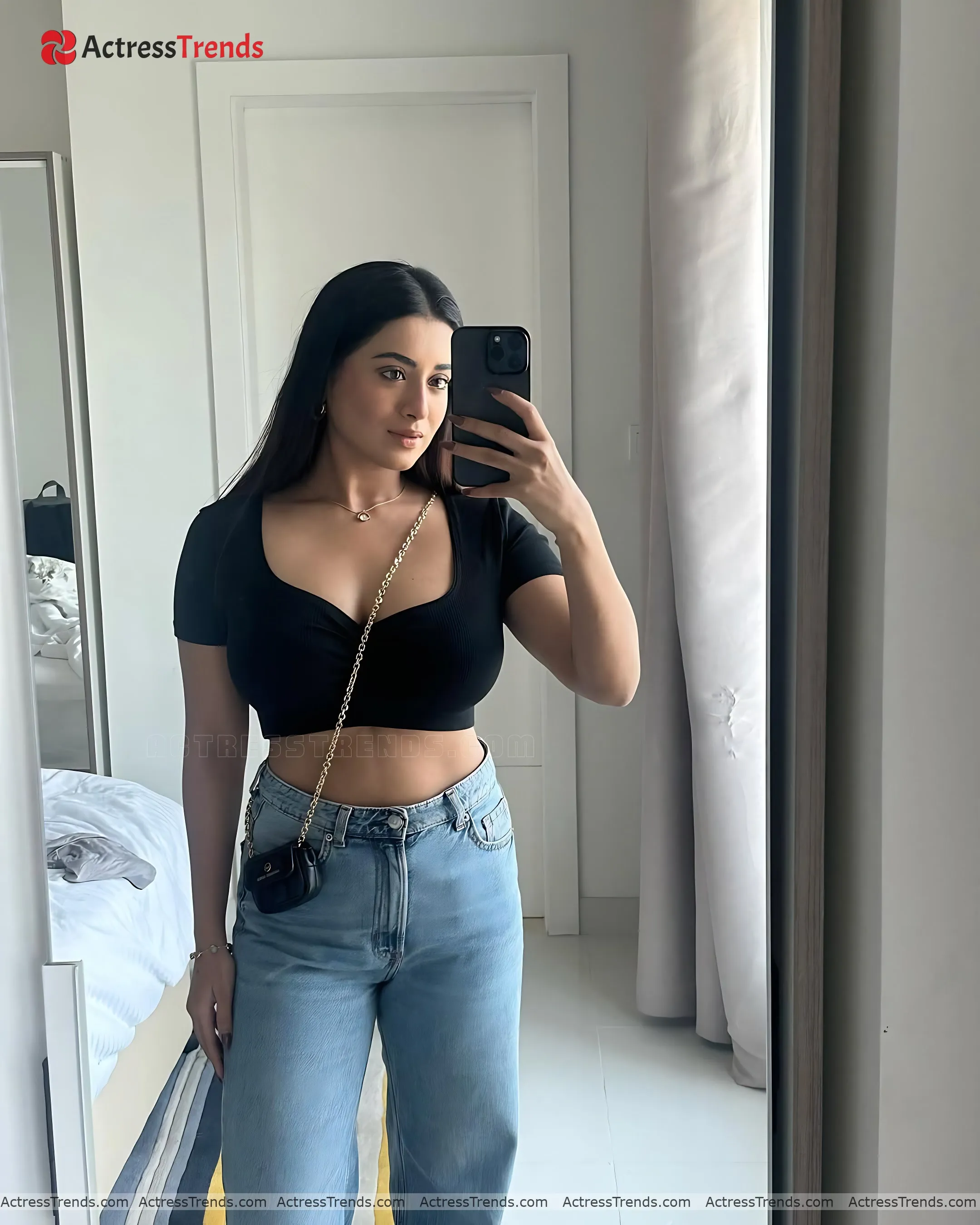 Rashi Singh Tight Fitting Cute Cleav Pose Saree Photoshoot