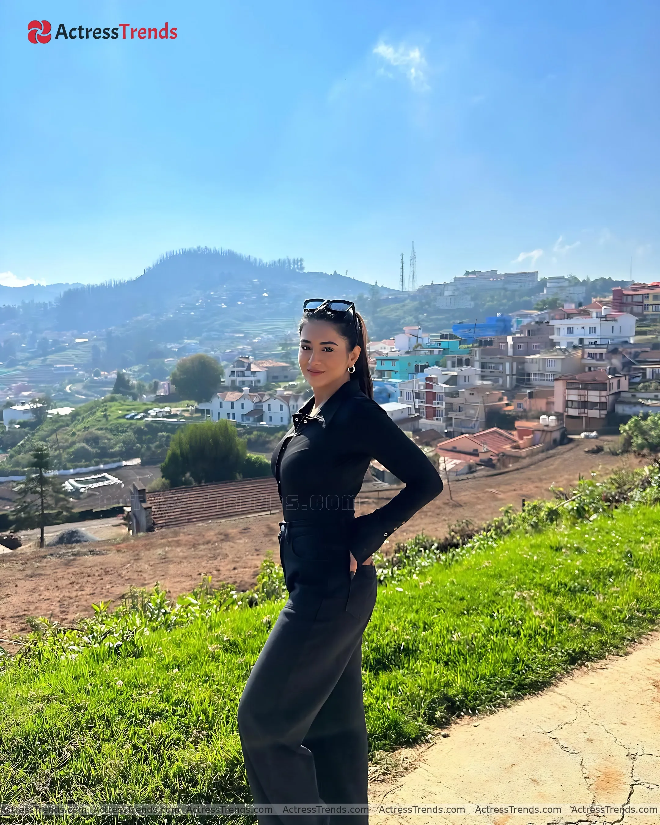 Rashi Singh Tight Fitting Saree Photoshoot