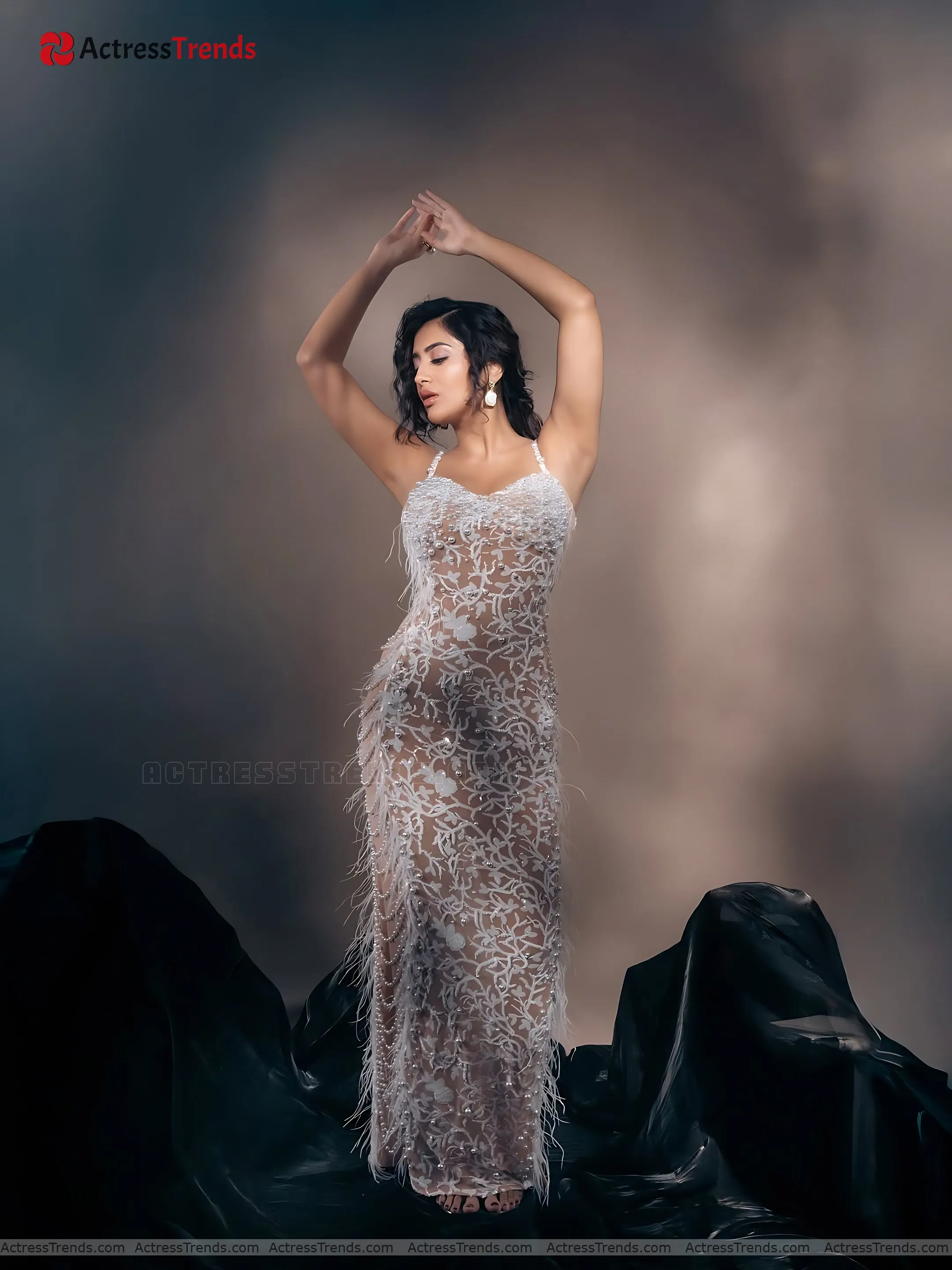 Rashi Singh White Saree Curvy Cleav Pose