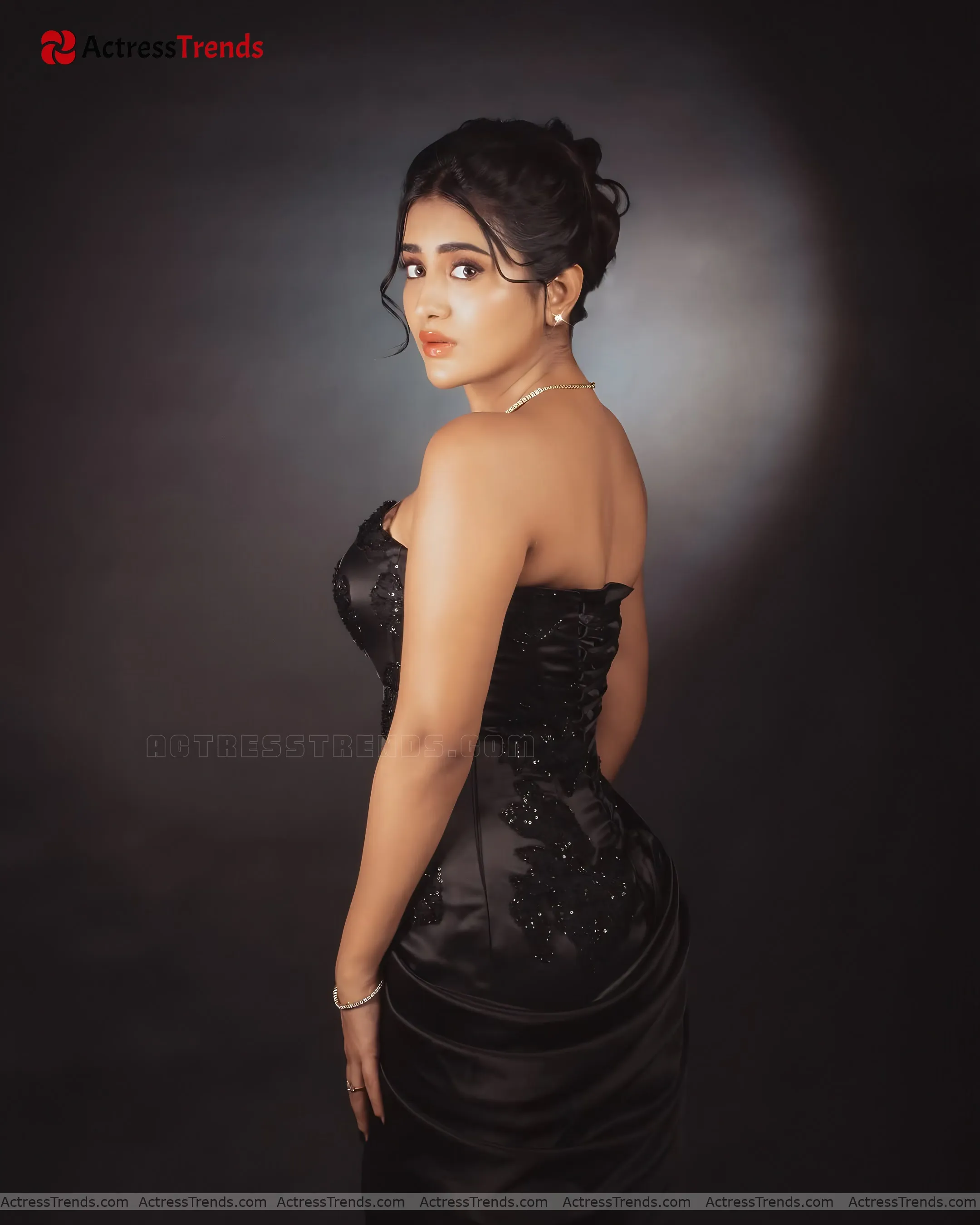 Rashi Singh Backless Style Back Pose Beautiful Face