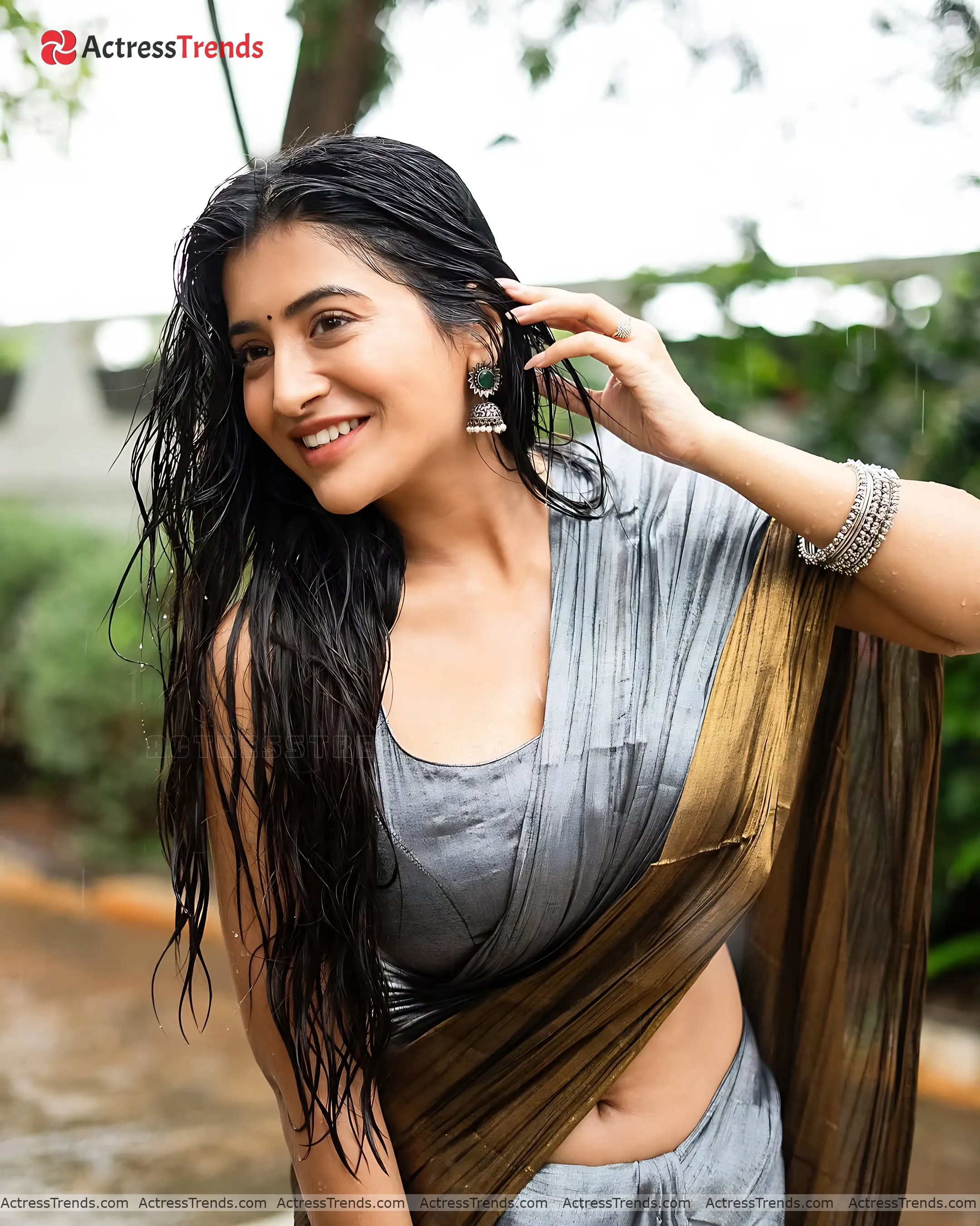 Rashi Singh Gold Saree Cleav Pose Beautiful Face Tight Fitting