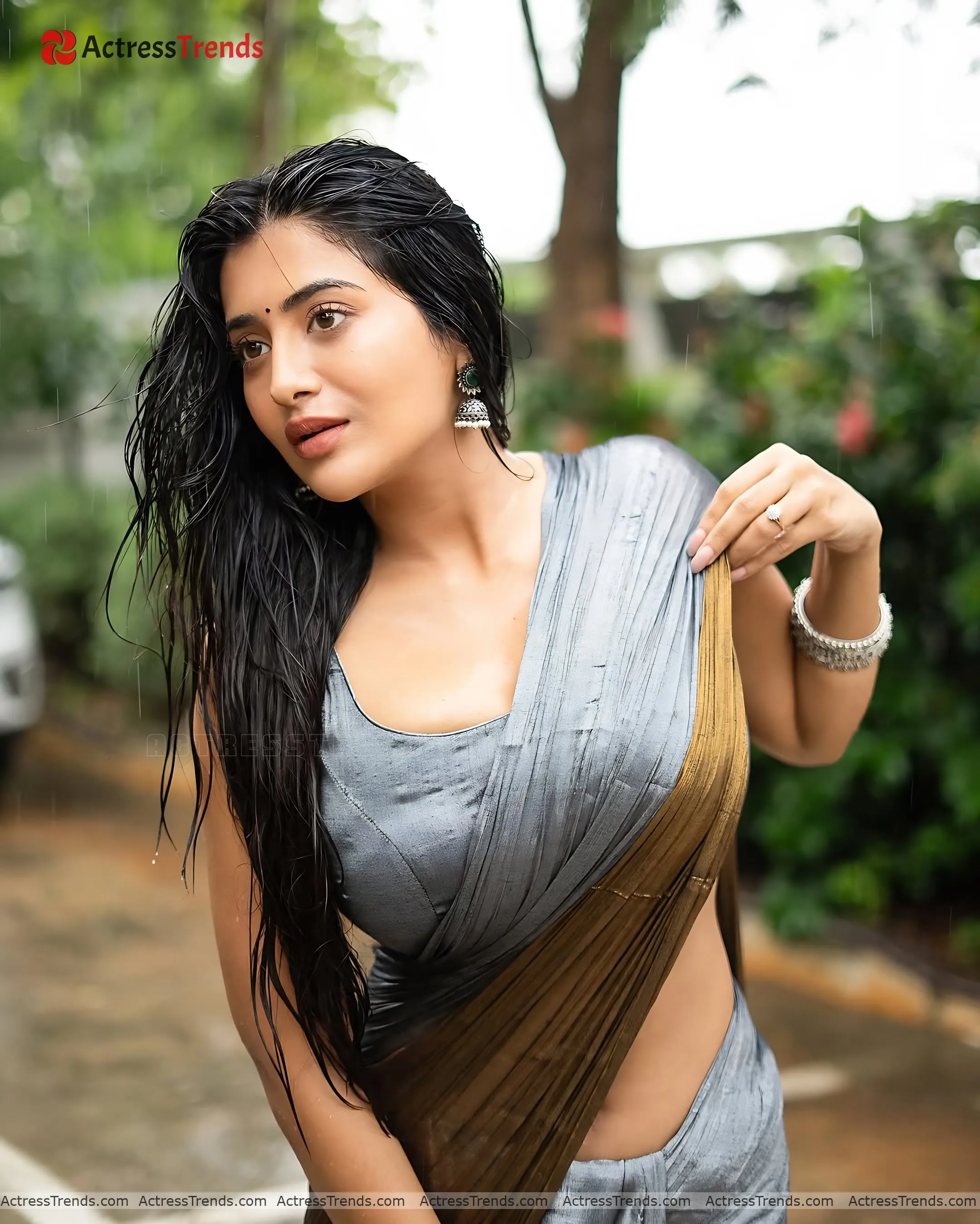 Rashi Singh Gold Saree Tight Fitting Navel Saree Style