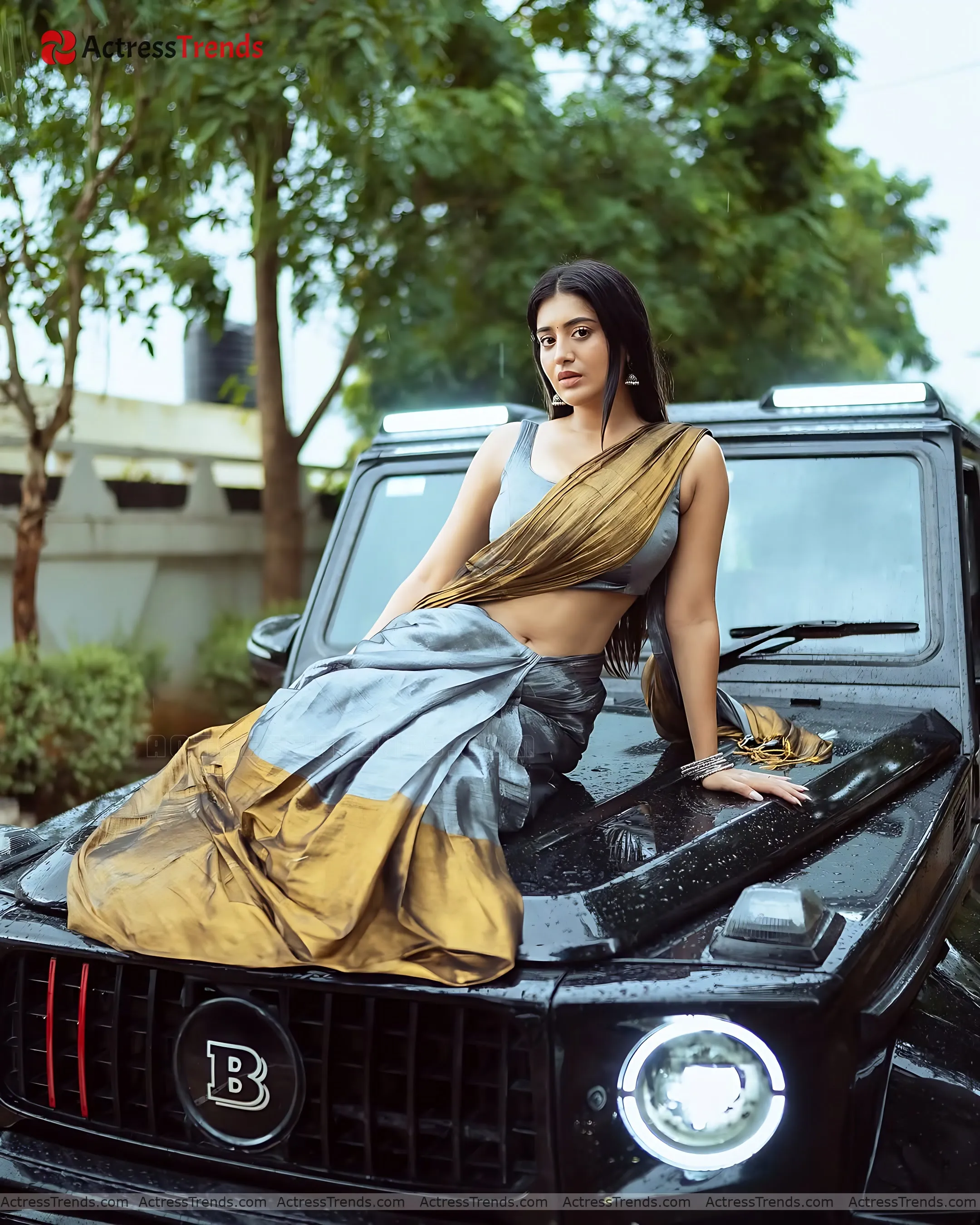 Rashi Singh Gold Saree Tight Fitting Beautiful Face