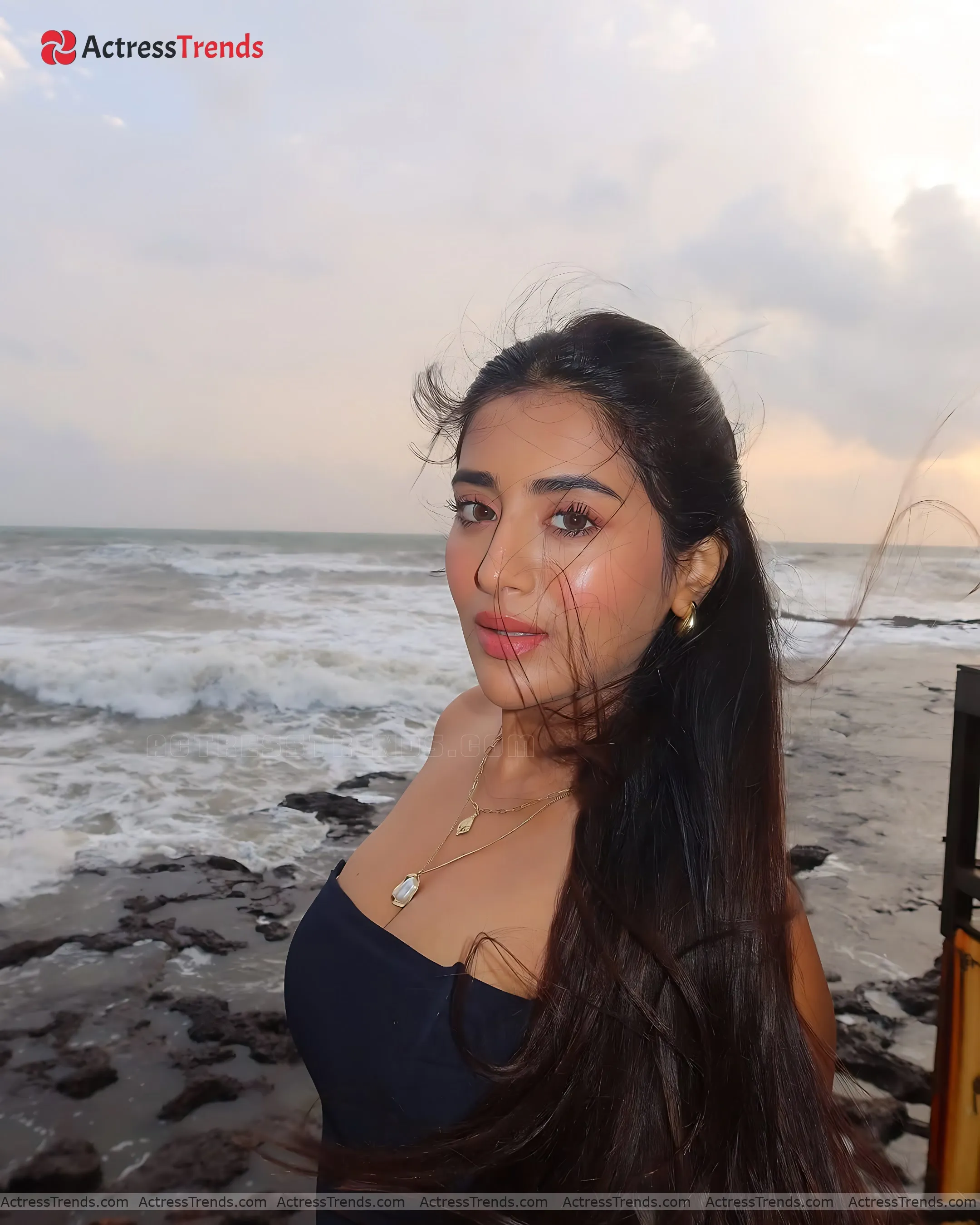 Rashi Singh Black Dress Glamorous Actress Cleav Pose