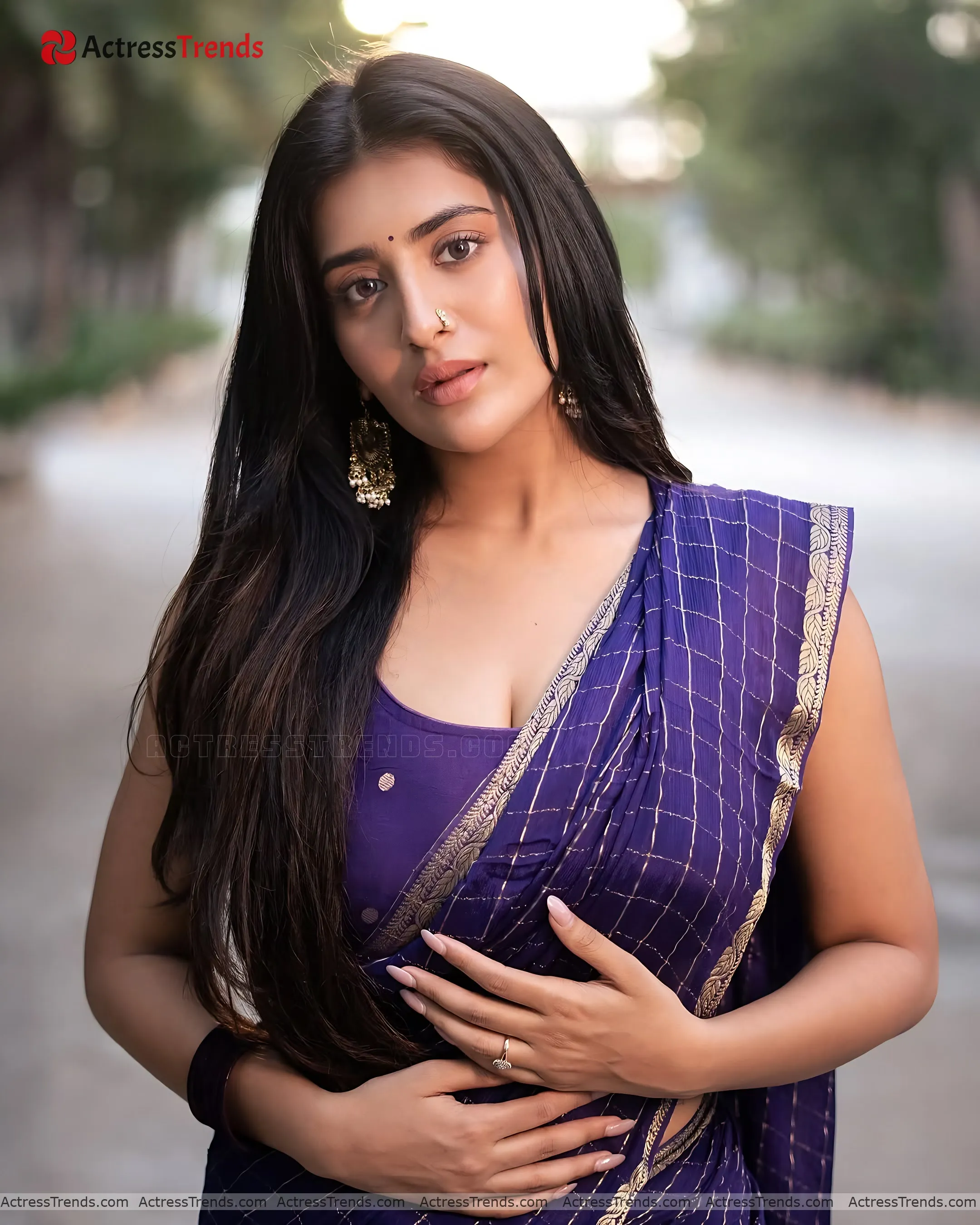 Rashi Singh Blue Saree Tight Fitting Cleav Pose Glamorous Actress