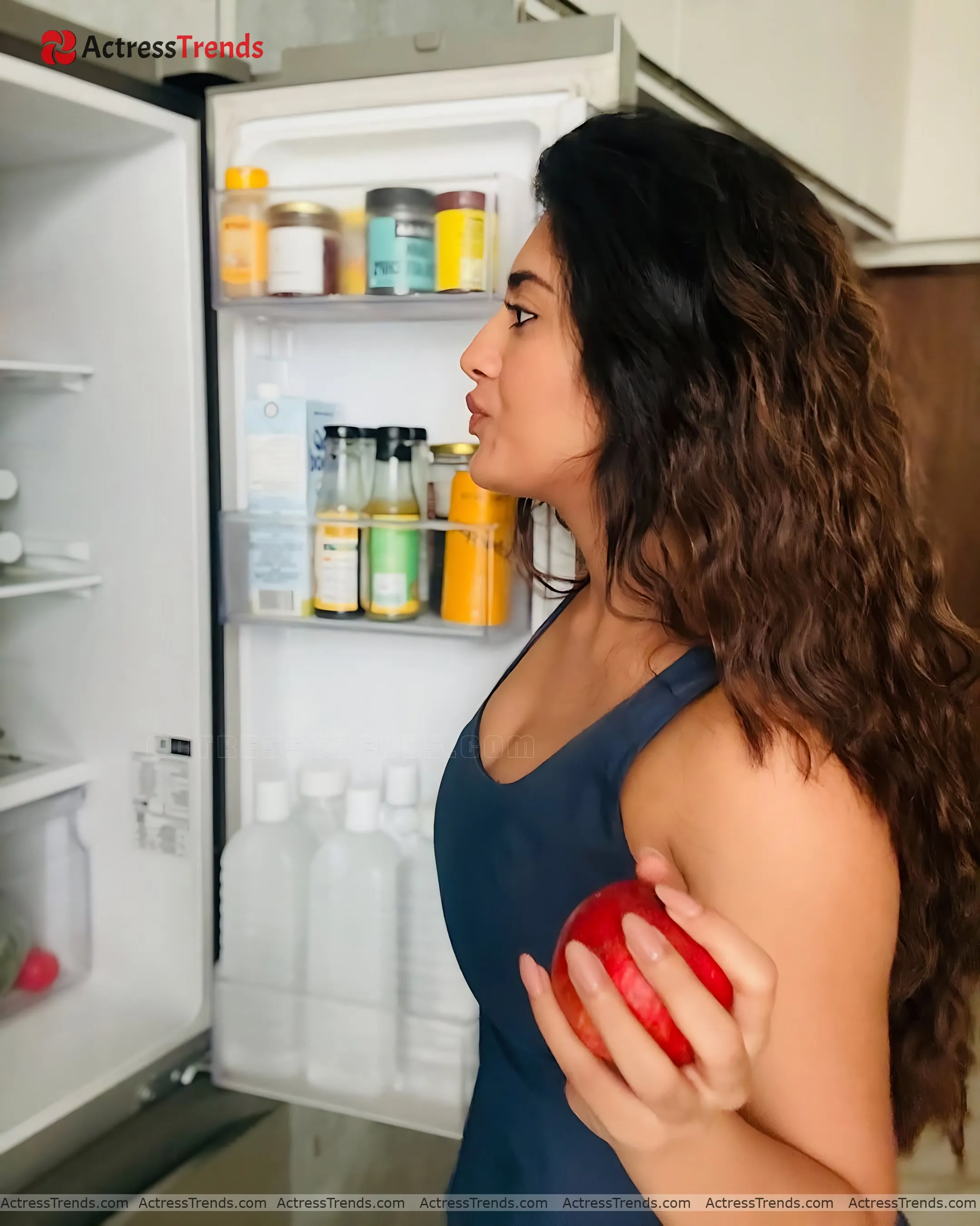 Rashi Singh Cleav Pose Tight Fitting Glamorous Actress Curvy