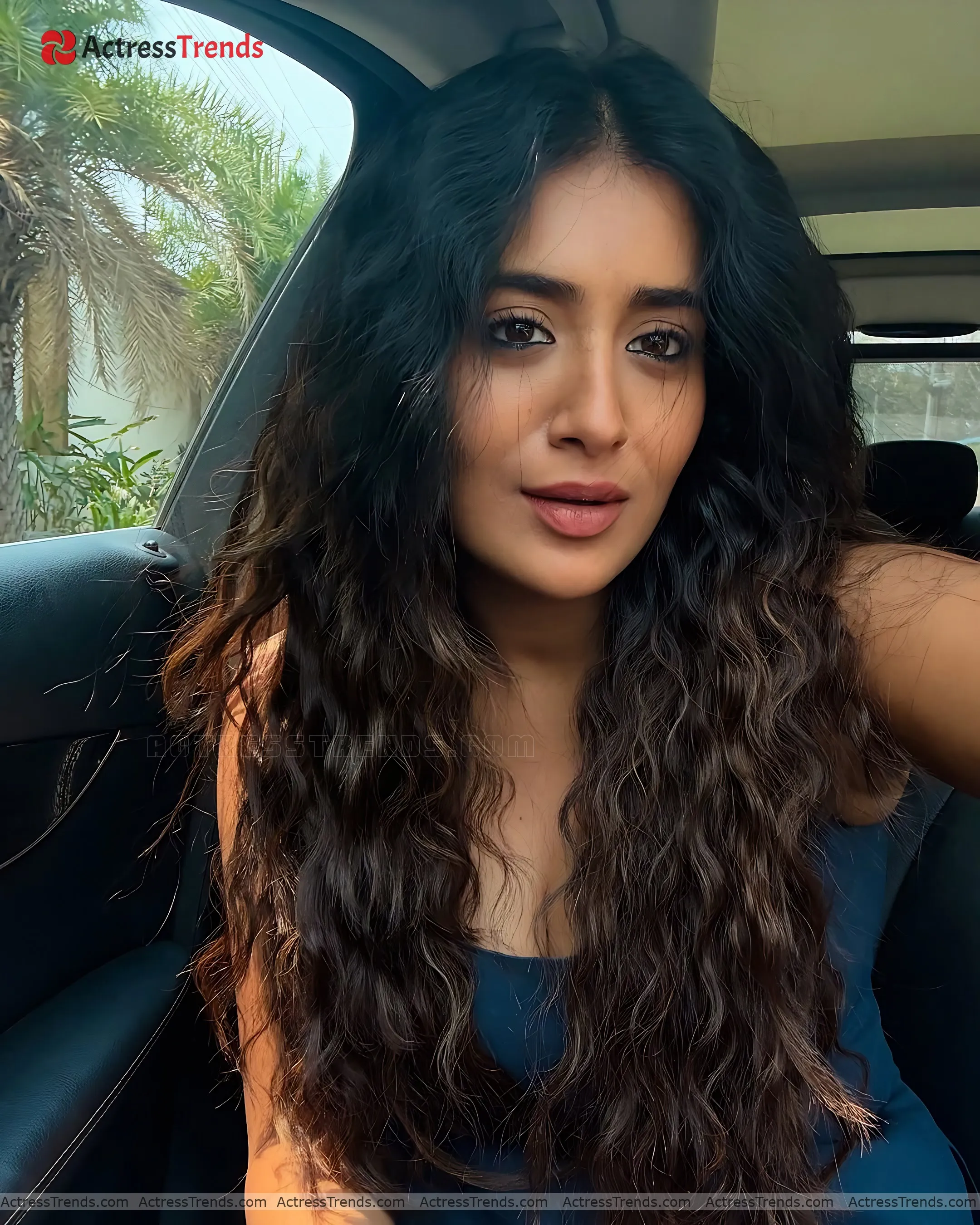 Rashi Singh Beautiful Face Cleav Pose