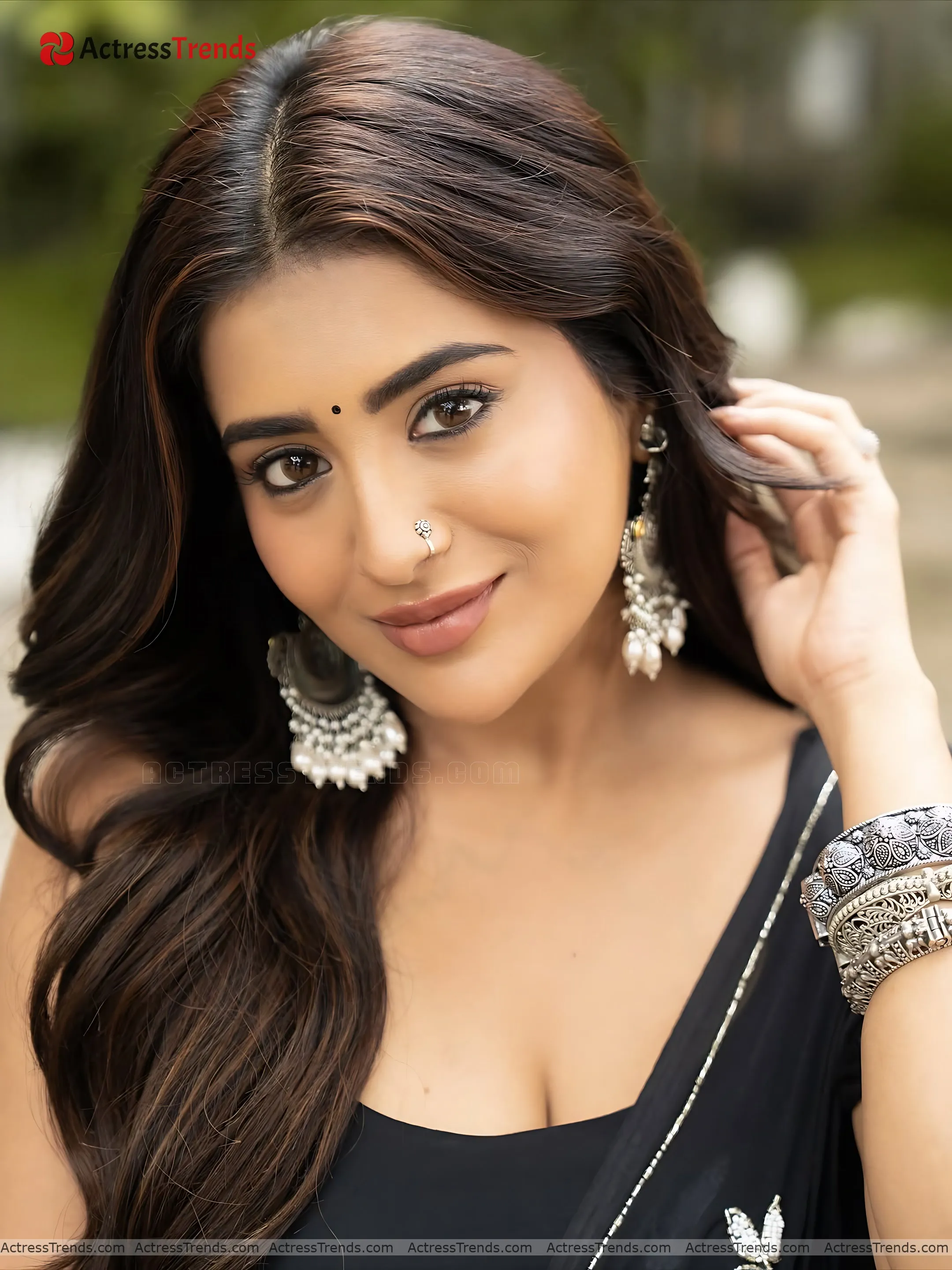 Rashi Singh Black Saree Tight Fitting Stunning Photo Curvy