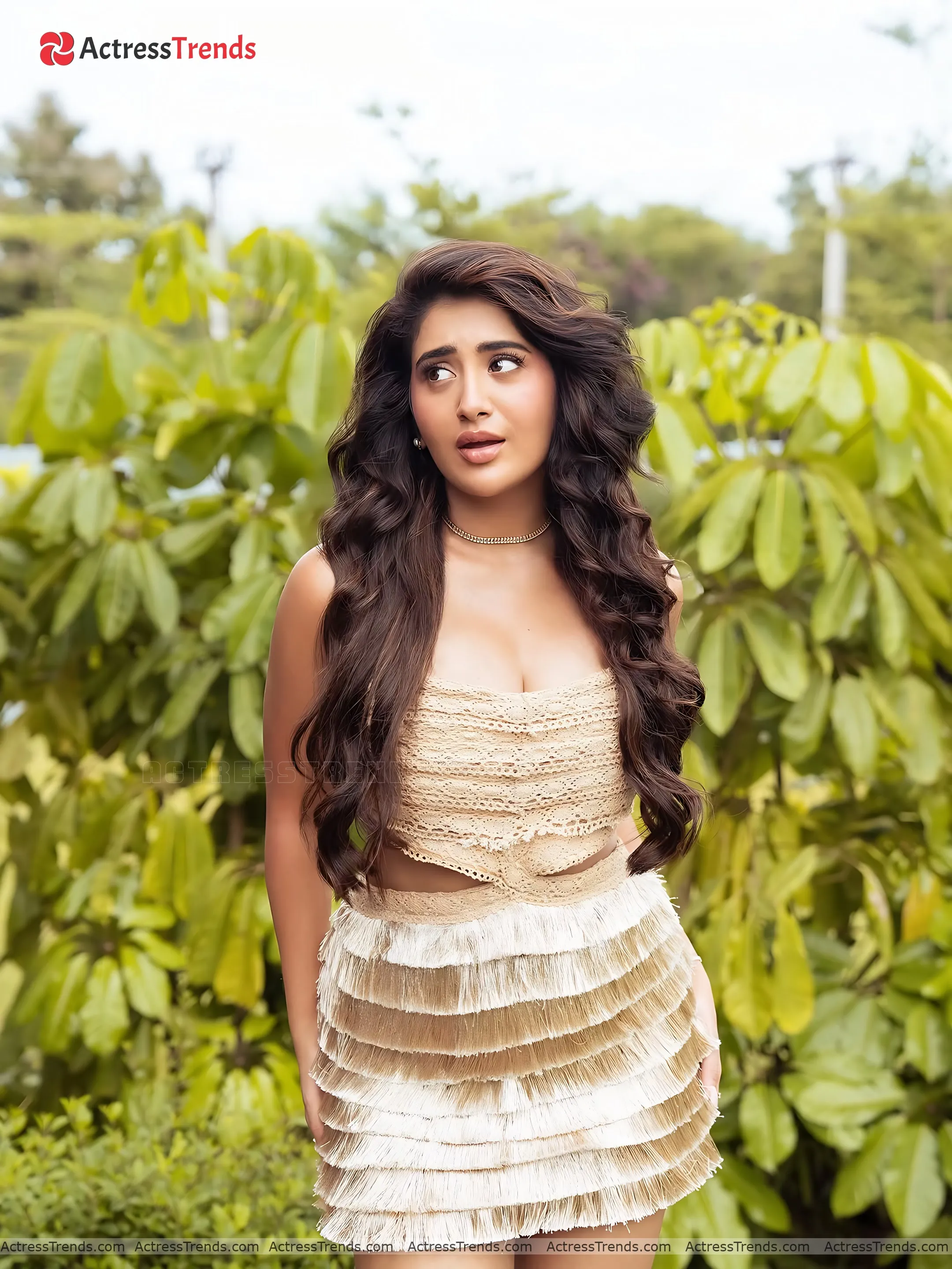 Rashi Singh Beautiful Face Glamorous Actress Cleav Pose