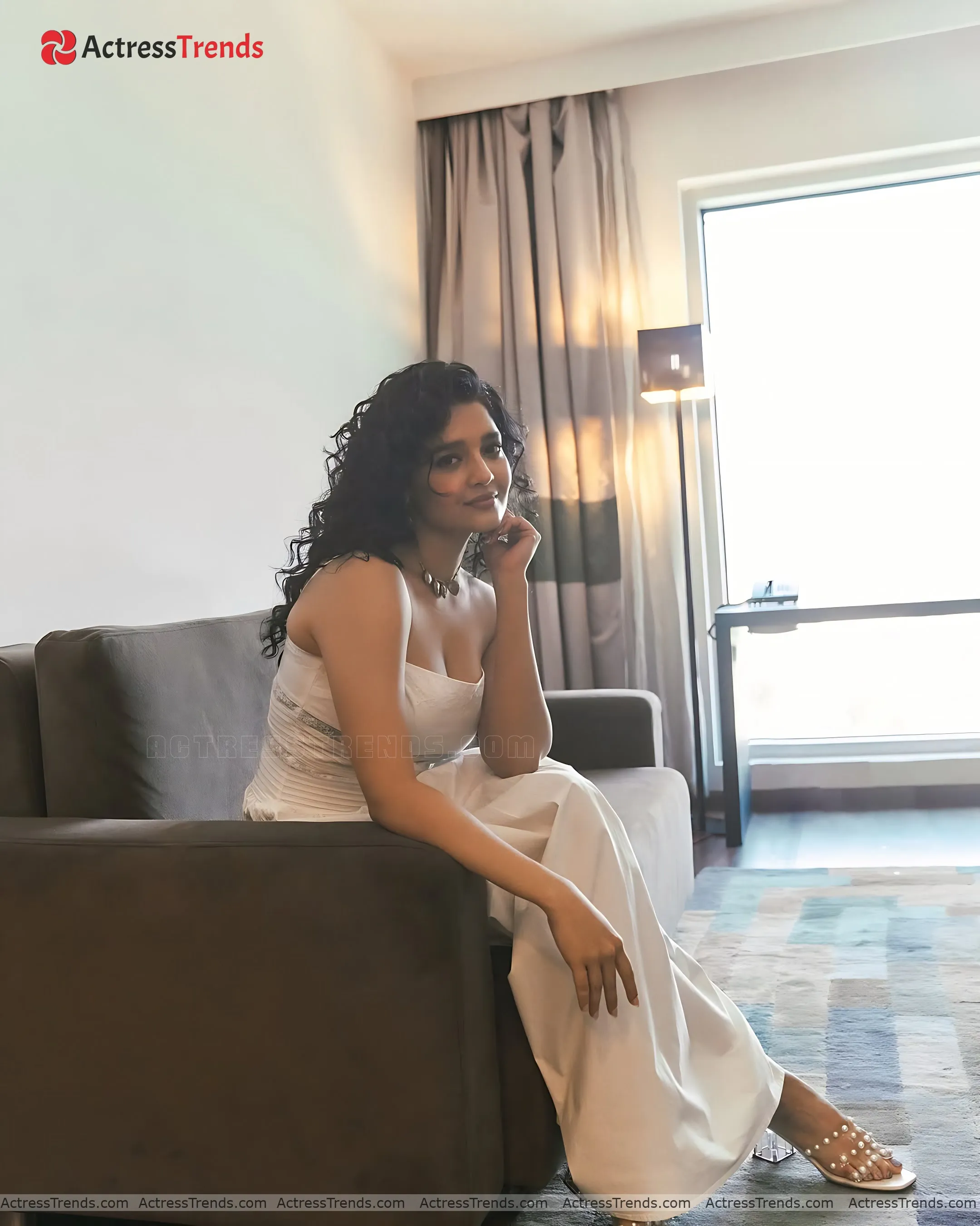 Ritika Singh White Dress Jeans Curvy
