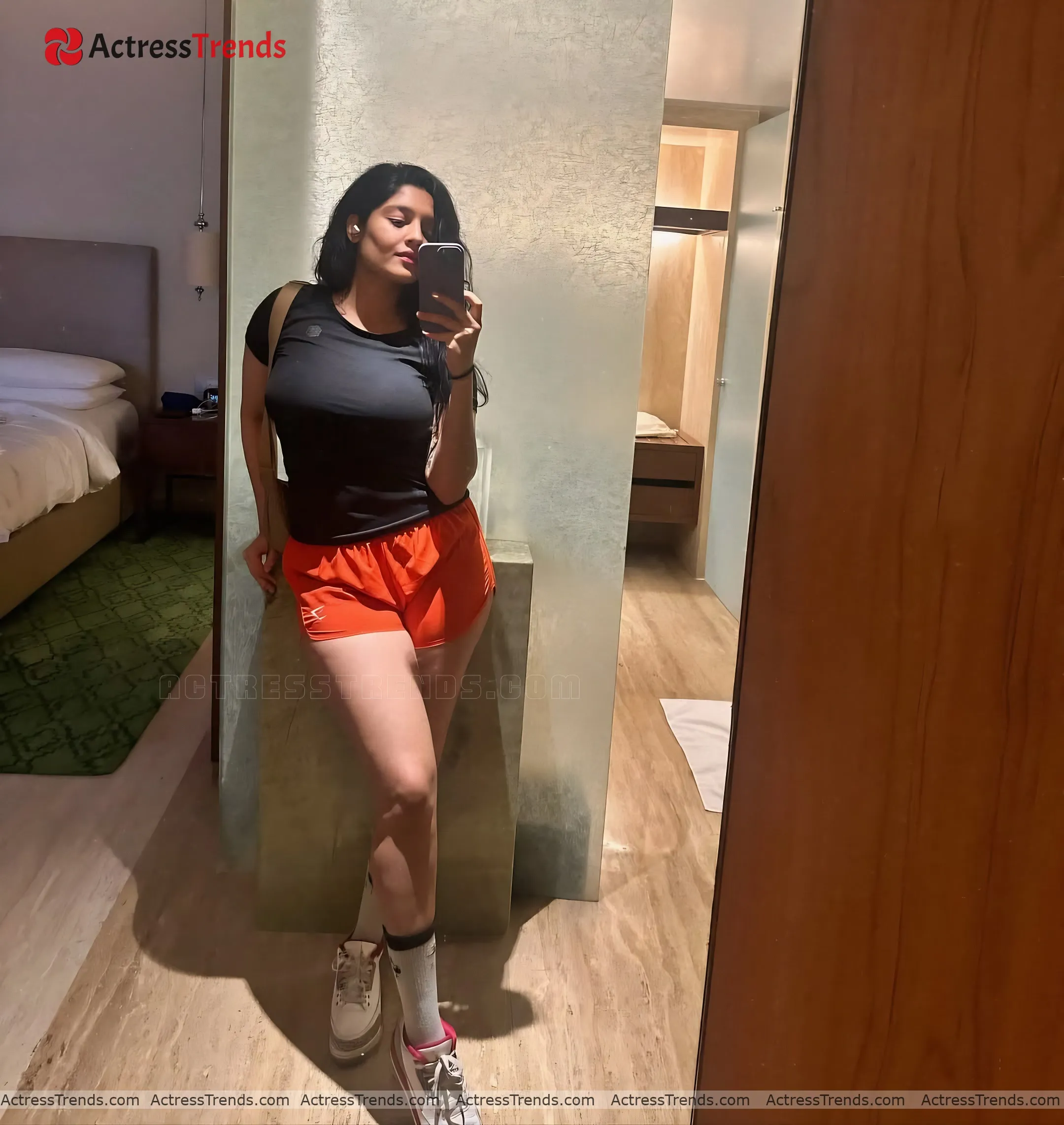 Ritika Singh Stunning Photo Actress Selfie Tight Fitting Curvy