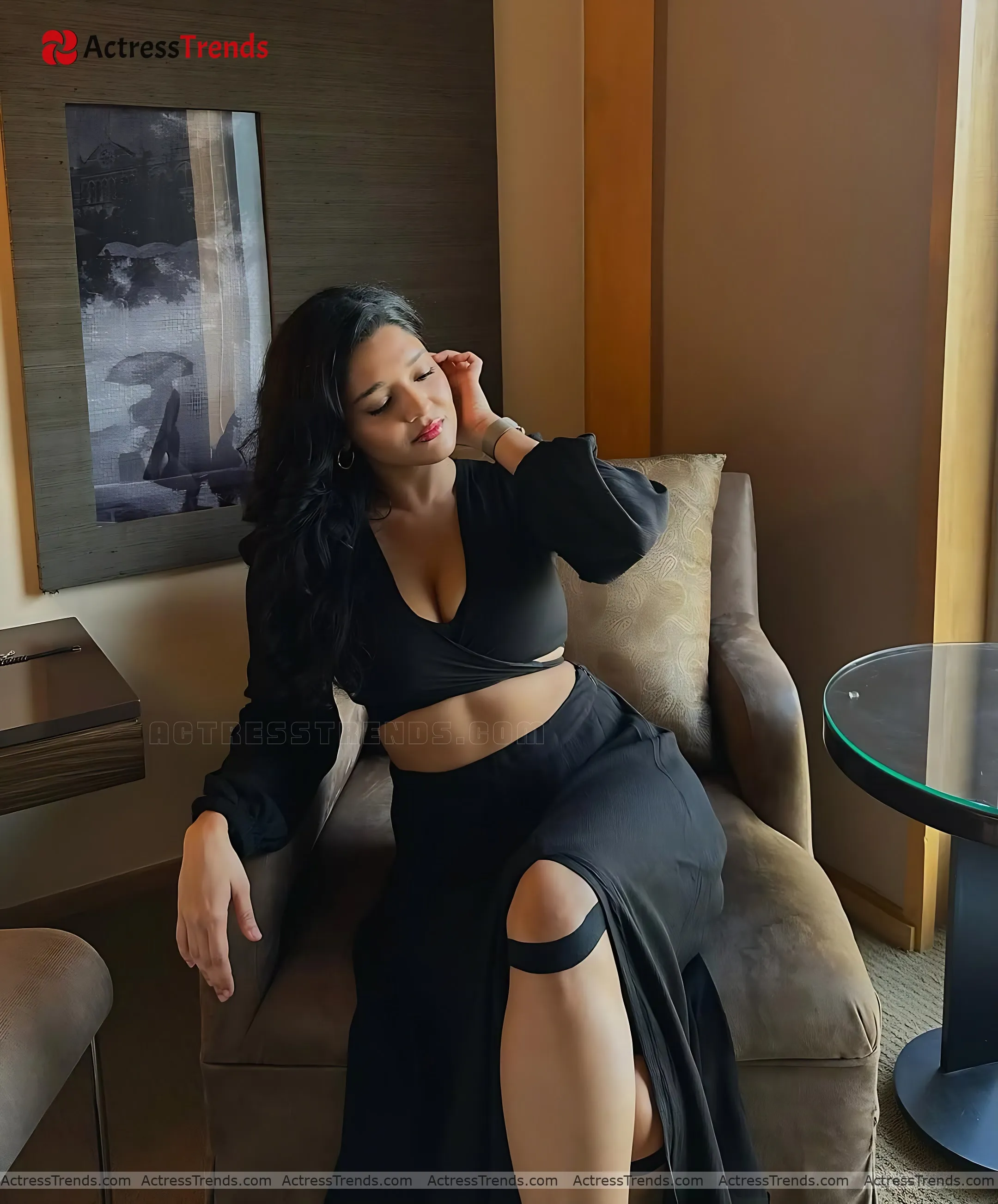 Ritika Singh Curvy Cleav Pose Beautiful Face