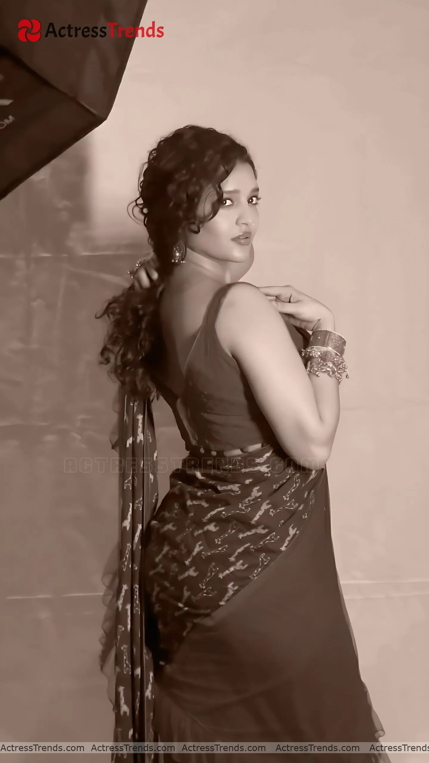 Ritika Singh Tight Fitting Back Pose Stunning Photo Beautiful Face