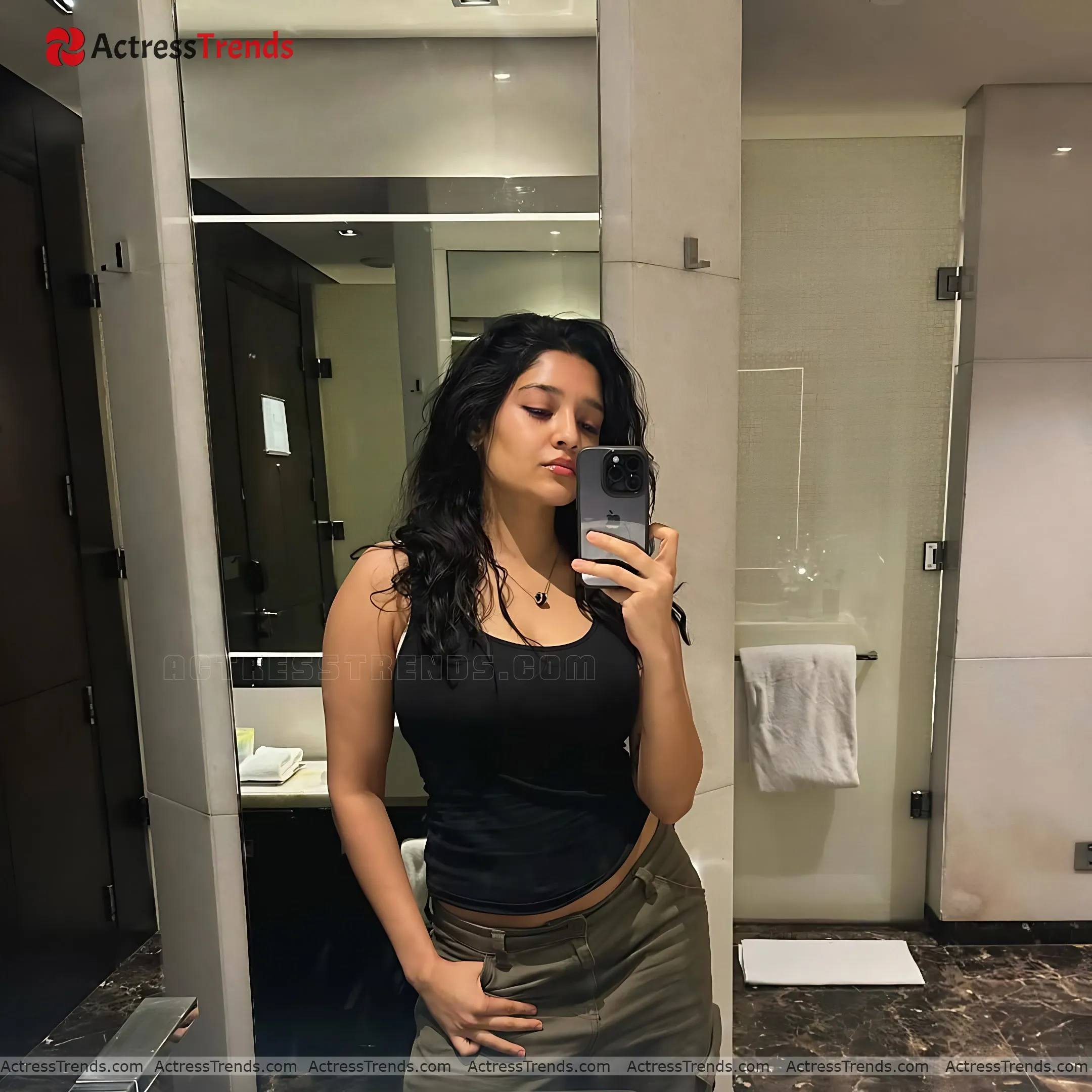 Ritika Singh Tight Fitting Actress Selfie