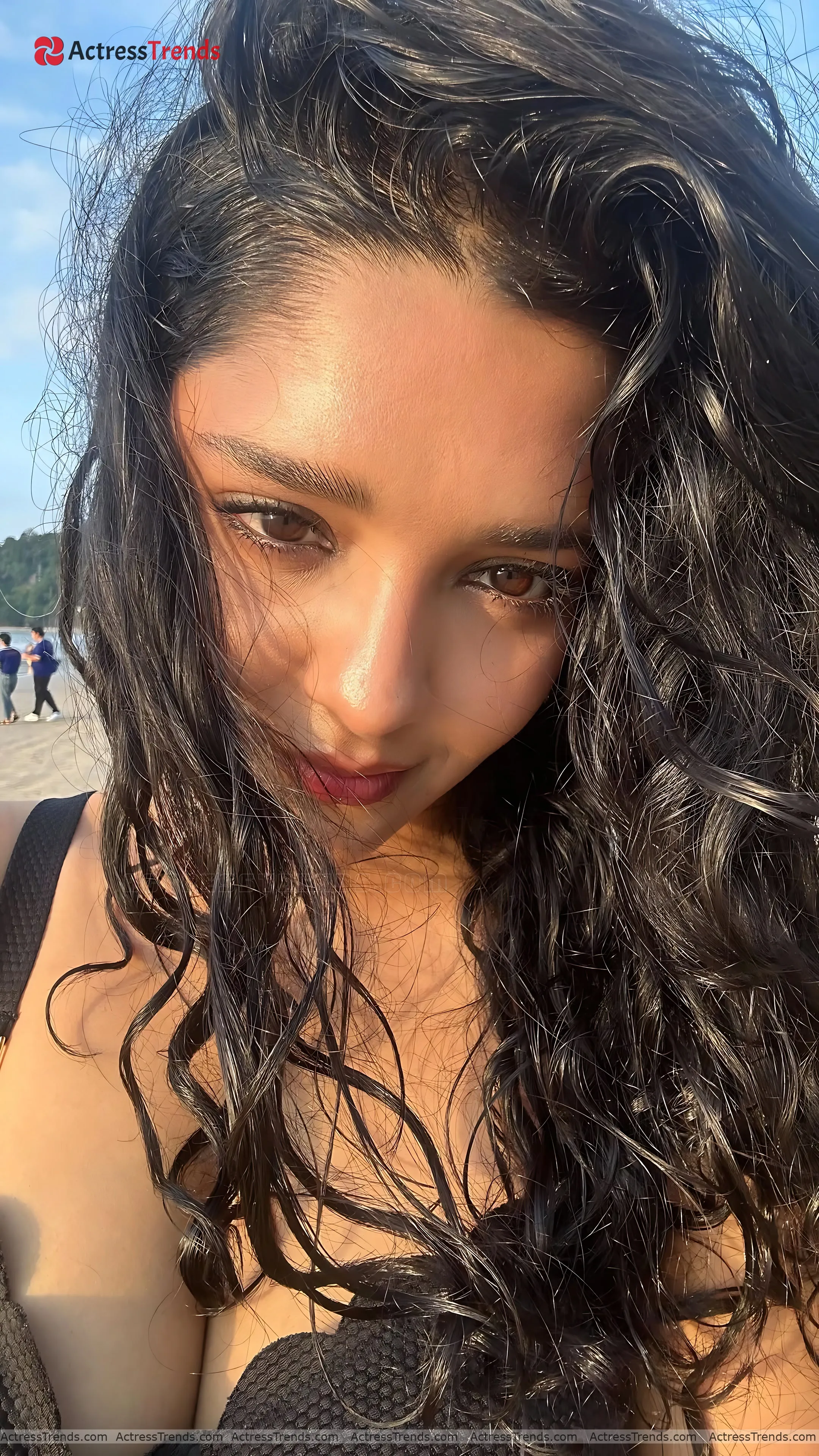 Ritika Singh Curvy Glamorous Actress Cleav Pose Stunning Photo